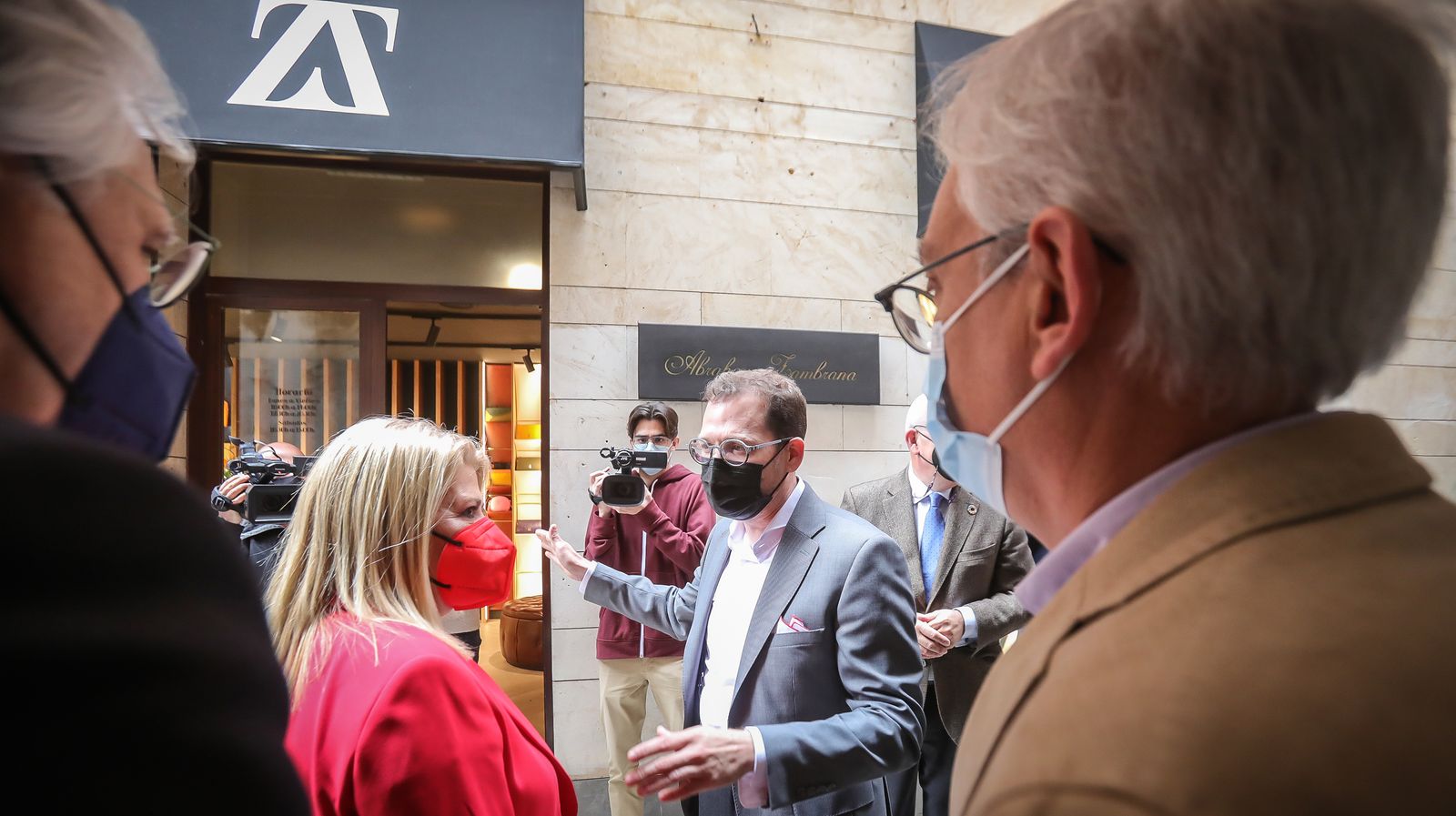 Abraham Zambrana inaugura taller y zapatería de lujo en el centro de Jerez