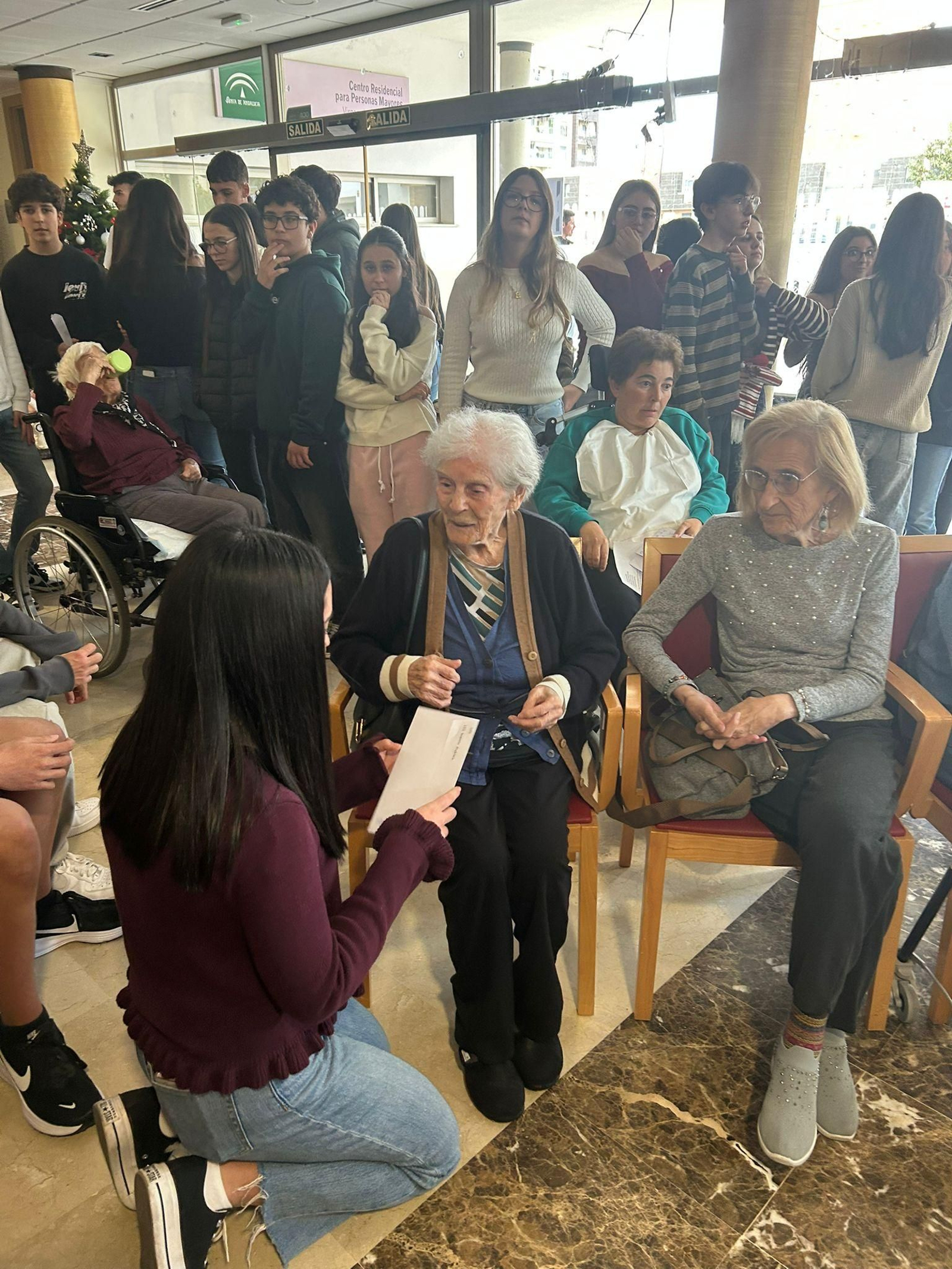 El alumnado lee las cartas que han dedicado a los usuarios y provocan emociones y escenas inolvidables..