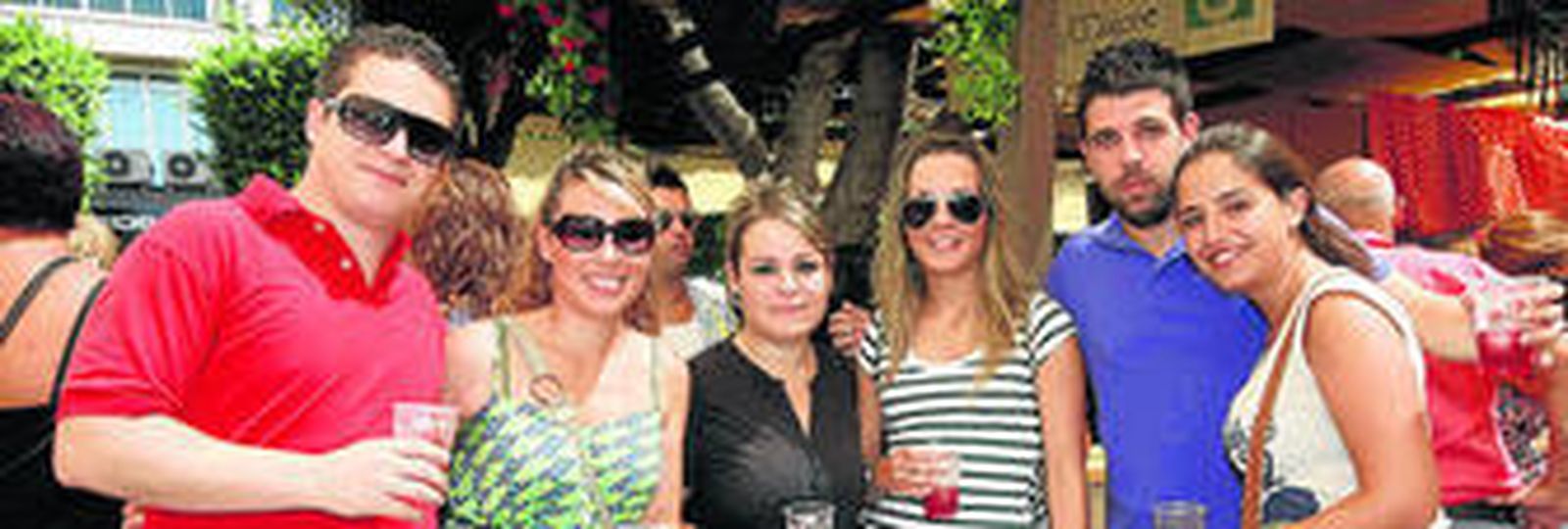 Oscar Raya, Rosa Jiménez, Sonia Jiménez, María del Mar Pérez, Sergio Bastante y María Muñoz, seis buenos amigos, tomaban sus primeras cervezas y refresos.