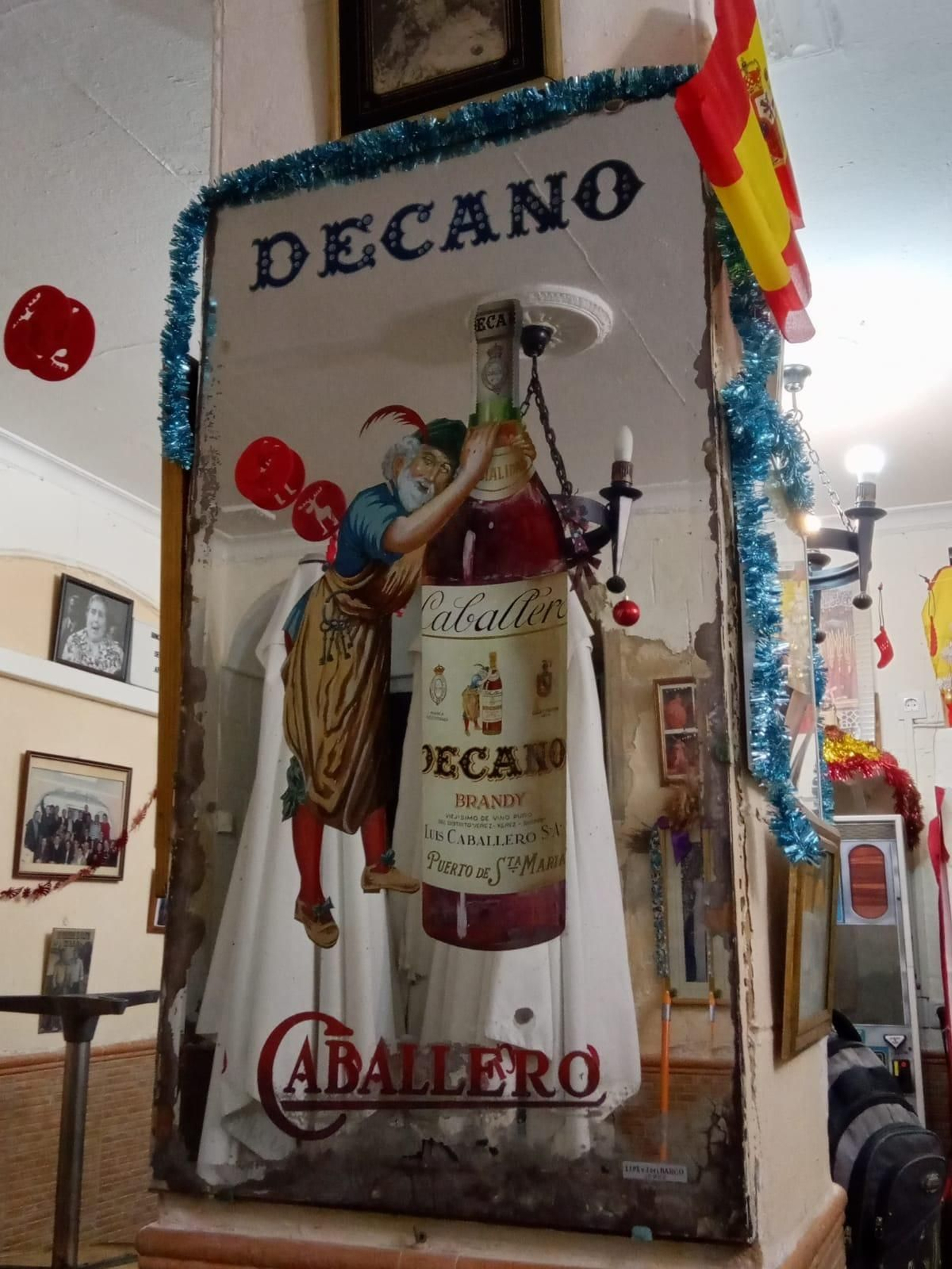 Espejo decorado por Lepe y J. del Barco para bodegas Caballero. Espejo decorado por Lepe y J. del Barco para bodegas Caballero.