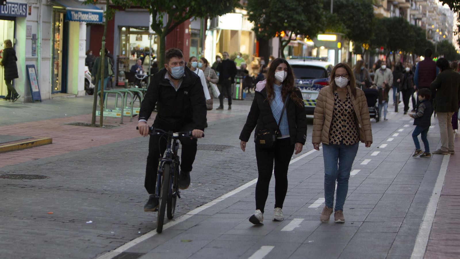 Un ciclista que incumple la prohibición de pasar por Asunción de 16.00 a 21.00 y un patrullero al lado.