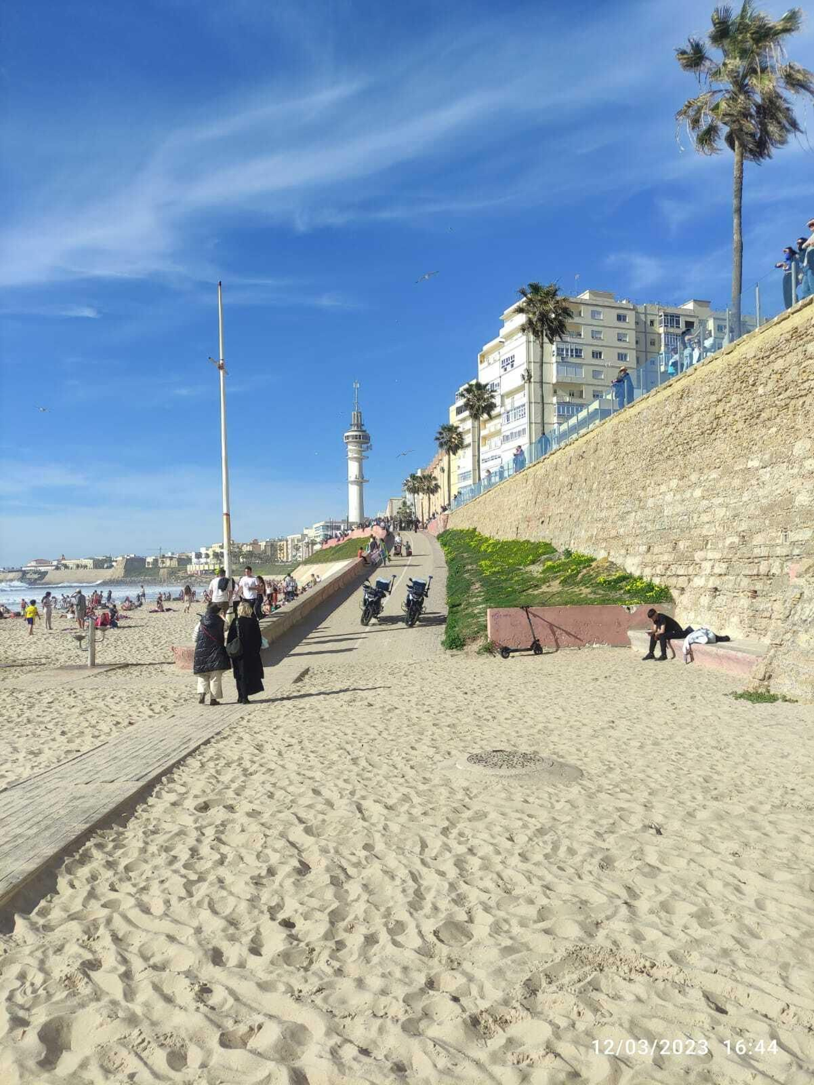 Imágenes del rescate de una joven en la playa de Santa María del Mar de Cádiz