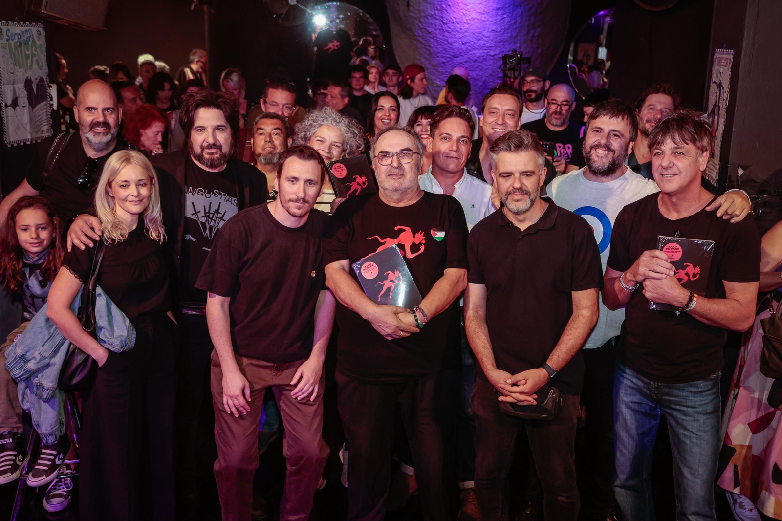 Juan Planta, en el centro, junto al público que lo arropó en la presentación del libro.