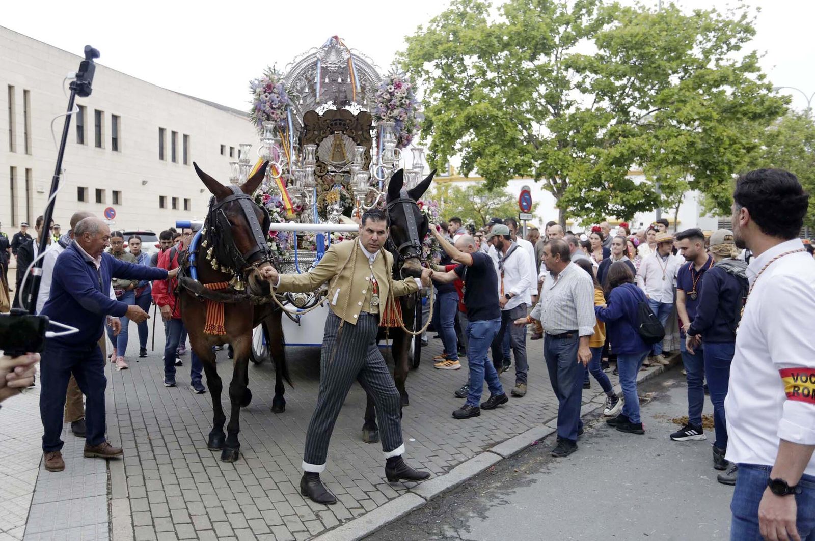 El Rocío 2023: Imágenes de la Hermandad de Emigrantes en su salida de Huelva
