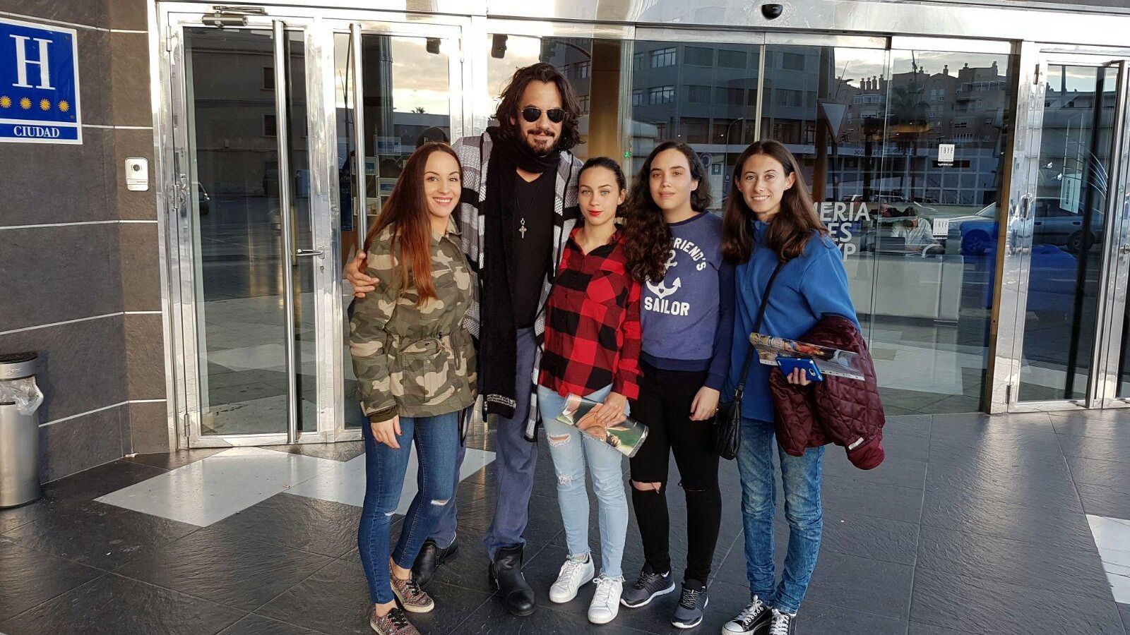Las hermanas María José, Rocío y Fanny Perals y María Gómez conocen a Mario Cimarro en el Hotel NH.