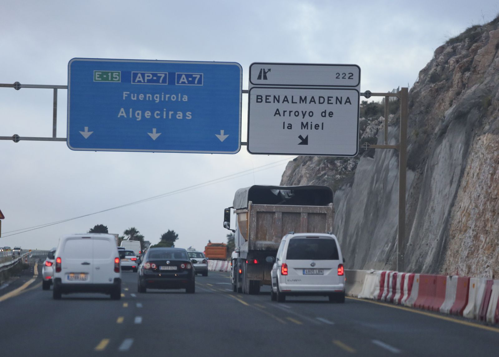 El kilómetro 222 de la A-7 de acceso a Benalmádena.