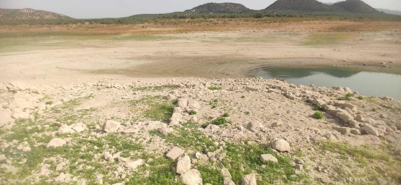 Un recorrido en fotografías por las ruinas que afloran en el pantano de Iznájar