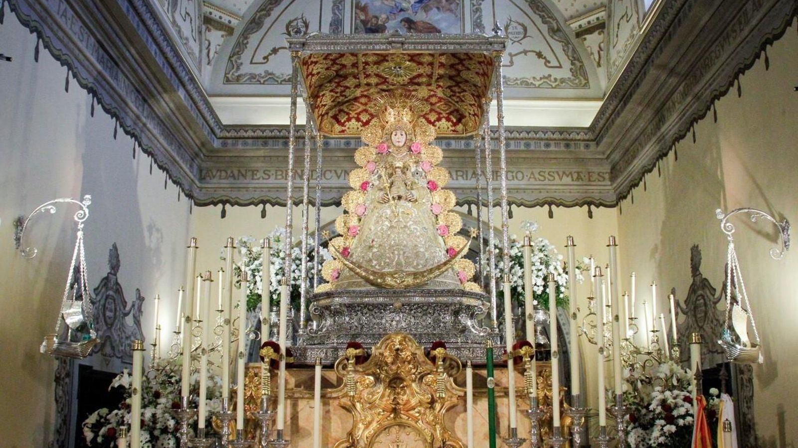 La Blanca Paloma, sobre el nuevo paso, preside la parroquia almonteña de la Asunción.