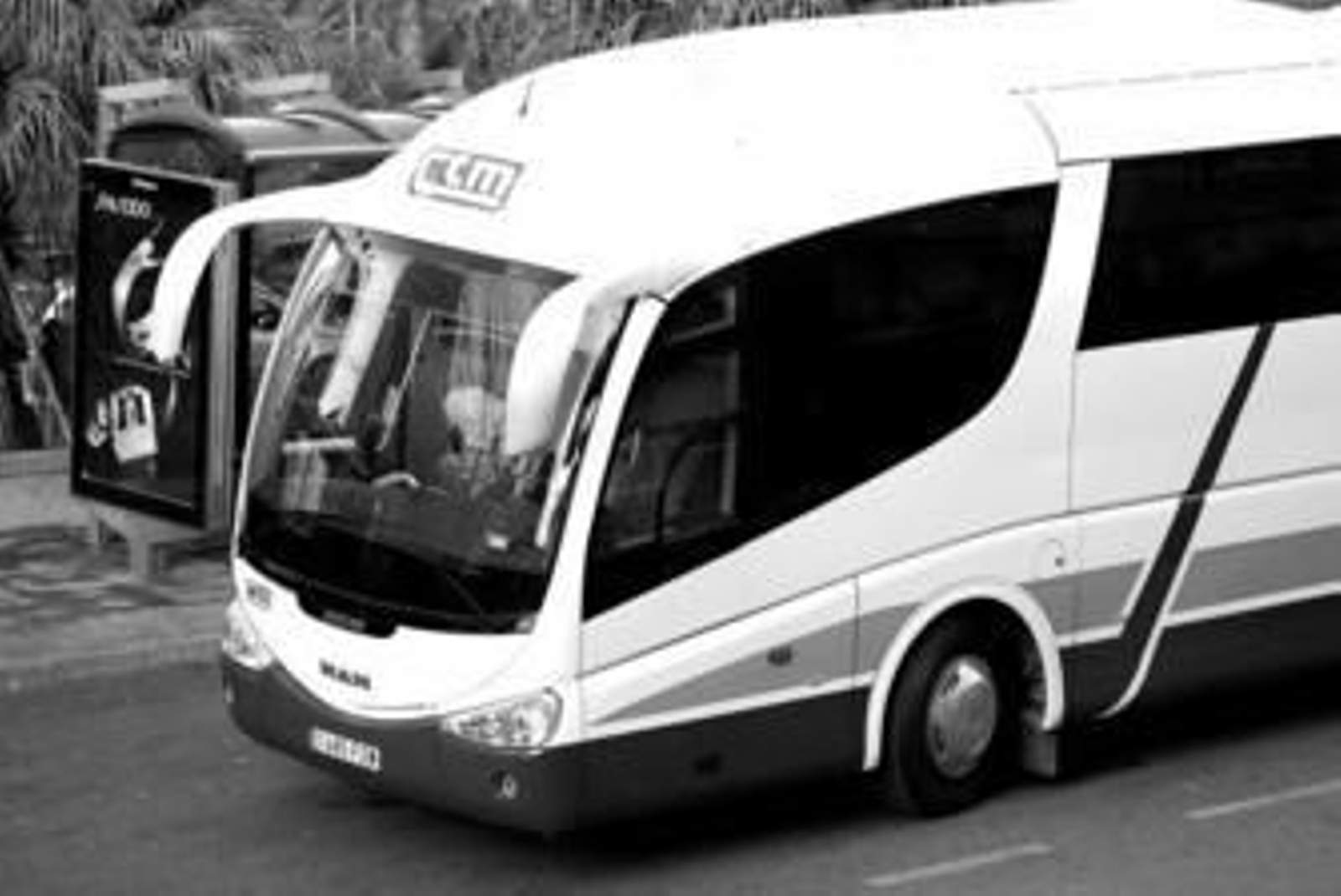 Uno de los nuevos autobuses de la CTM, ayer, en una parada de Algeciras.