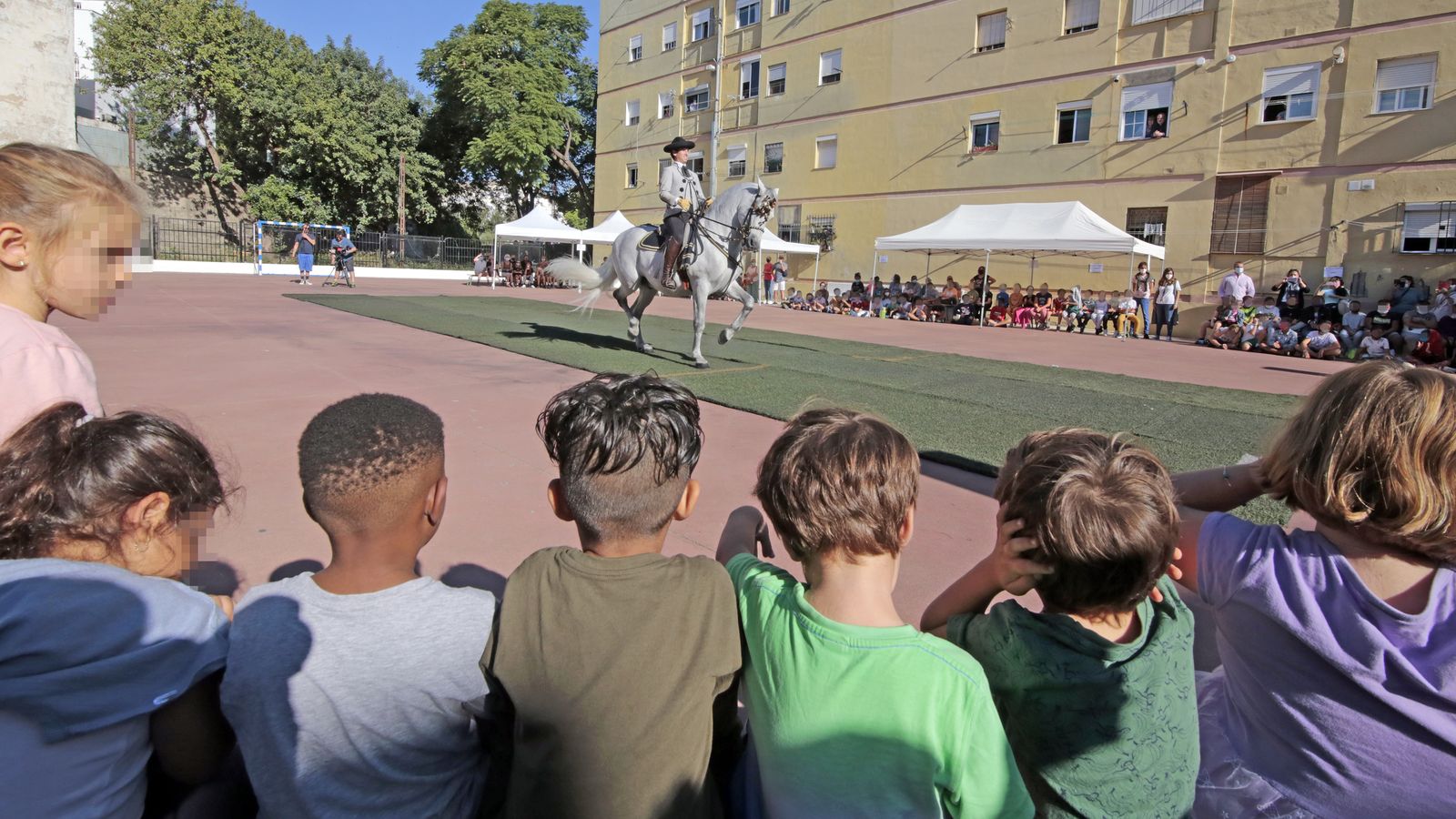 Imágenes del expectáculo de la Real Escuela y Paco Cepero en el colegio Luis Vives
