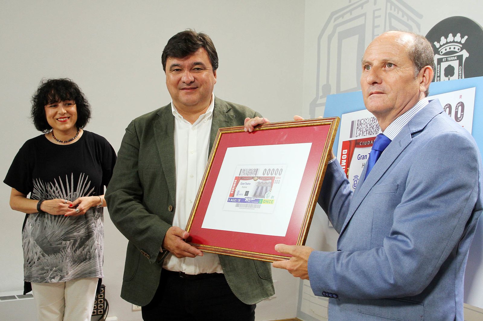 La presentación de la imagen del cupón de la ONCE dedicado al Gran Teatro de Huelva en imágenes
