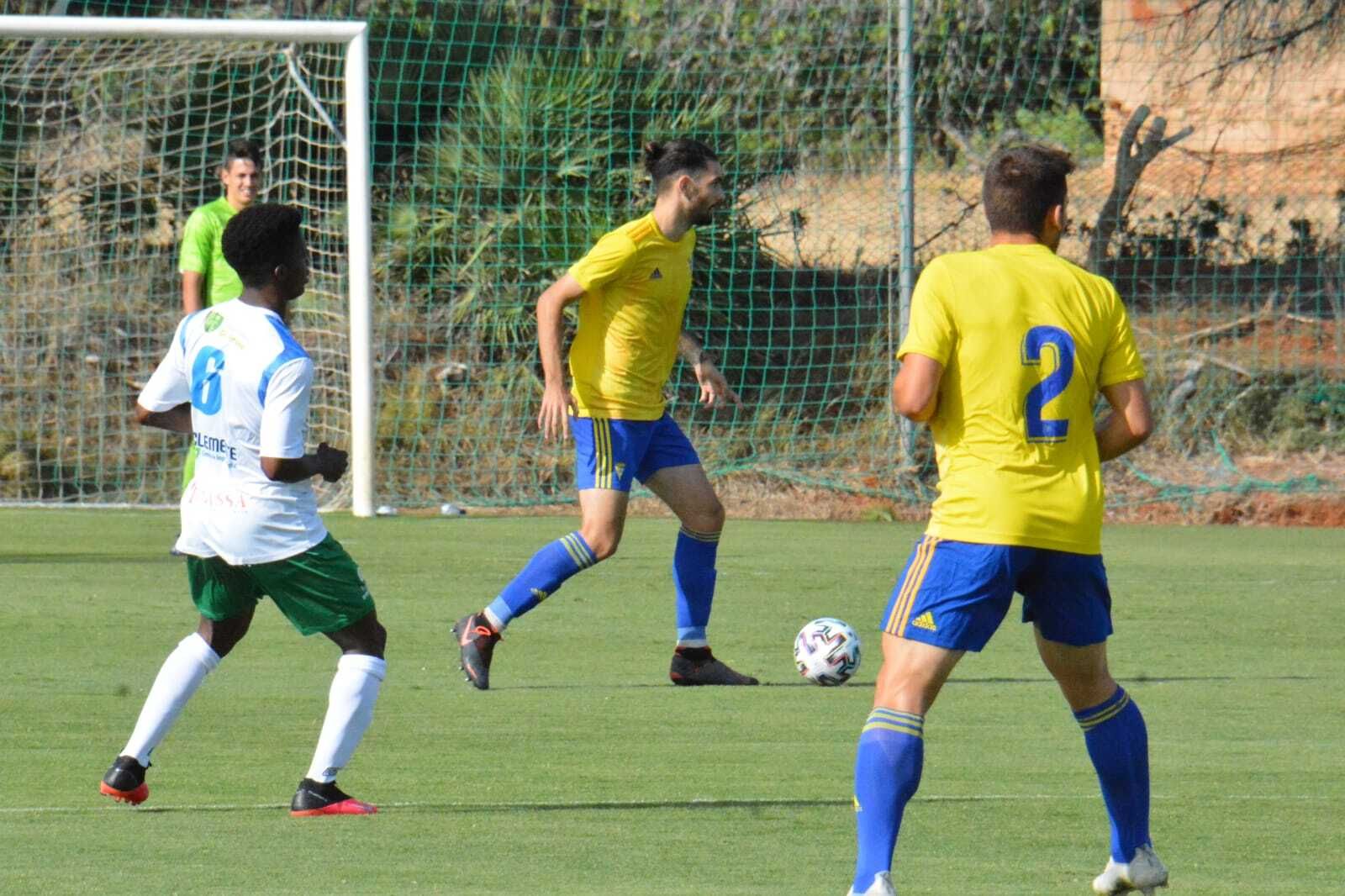 Sergi Fernández controla el balón en una acción del amistoso contra Los Barrios.