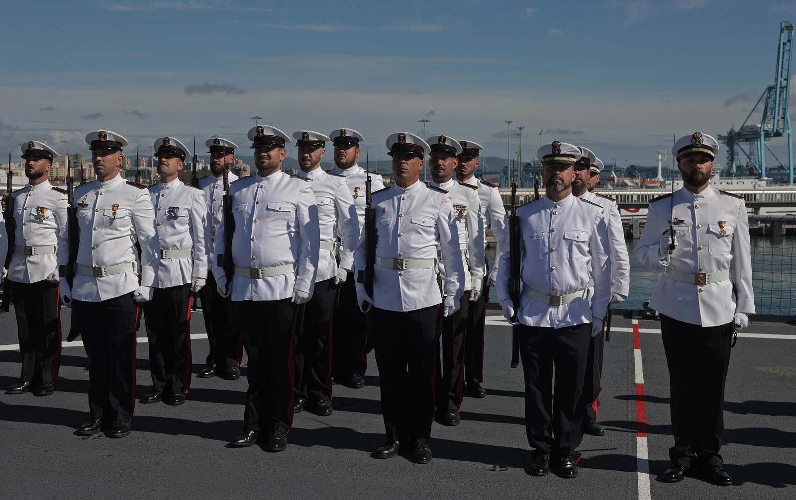 Fotos de la Jura de Bandera para personal civil a bordo del Buque de Asalto Anfibio 'Castilla' en Algeciras