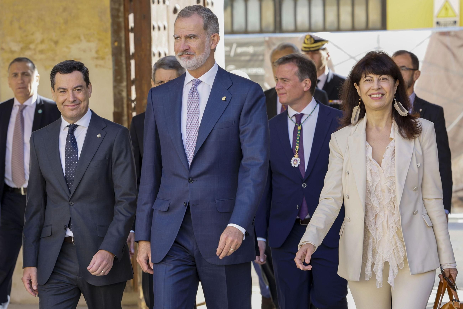 Las imágenes de la visita del Rey a la exposición de los Hermanos Machado en Sevilla