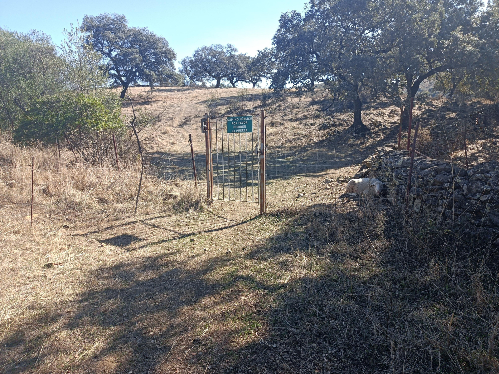 Por aquí, las cancelas son la referencia más clara para avanzar.