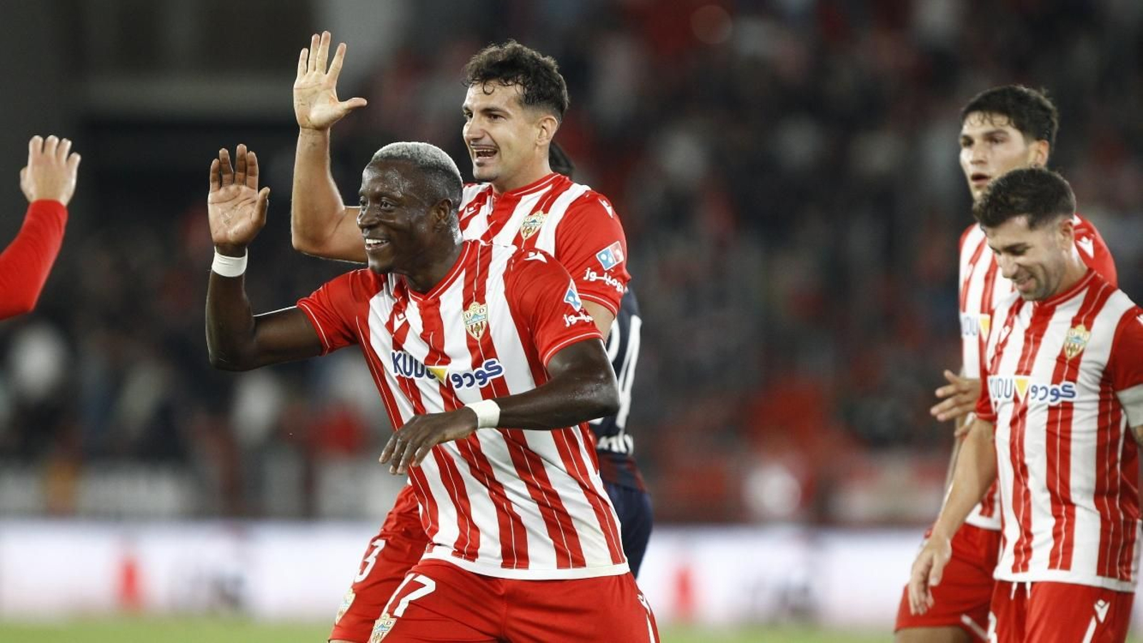 Dion Lopy y Álex Muñoz saludan a Arribas, con Embarba y Bonini en segundo plano.