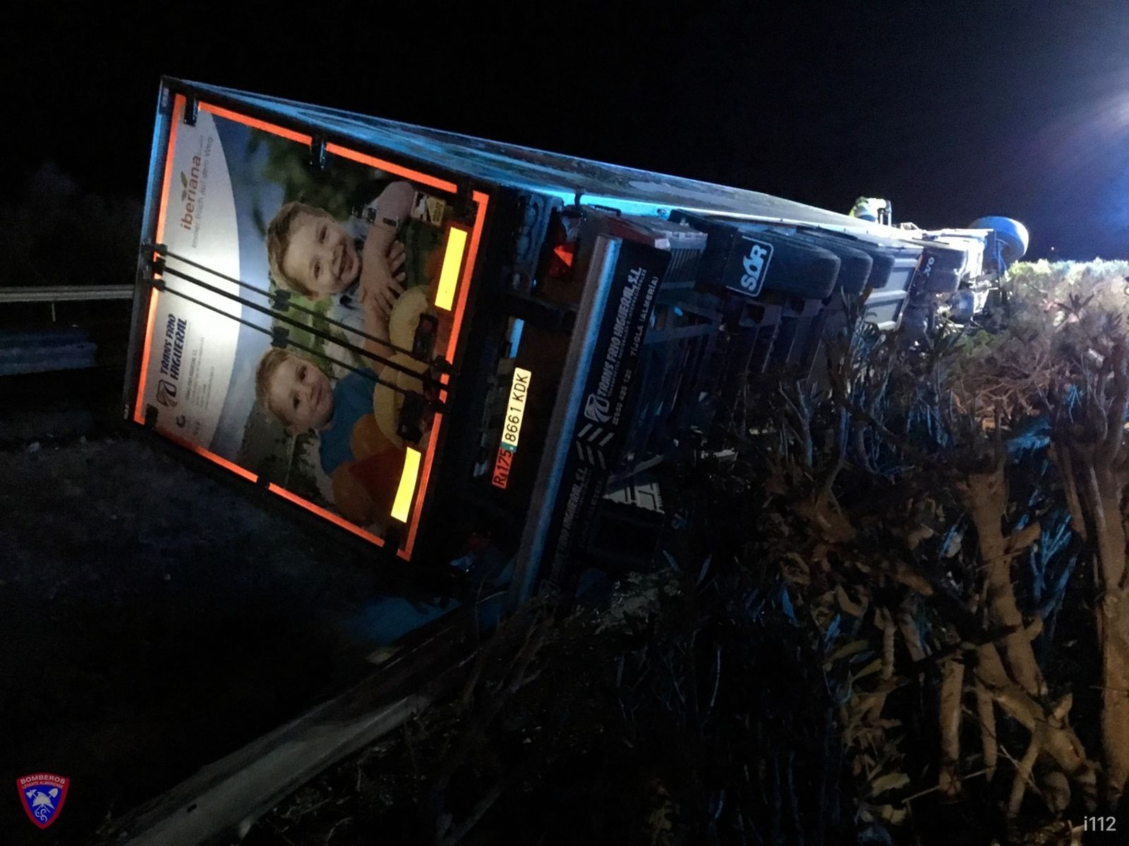 Imagen del tráiler frigorífico en la mediana de la A-7