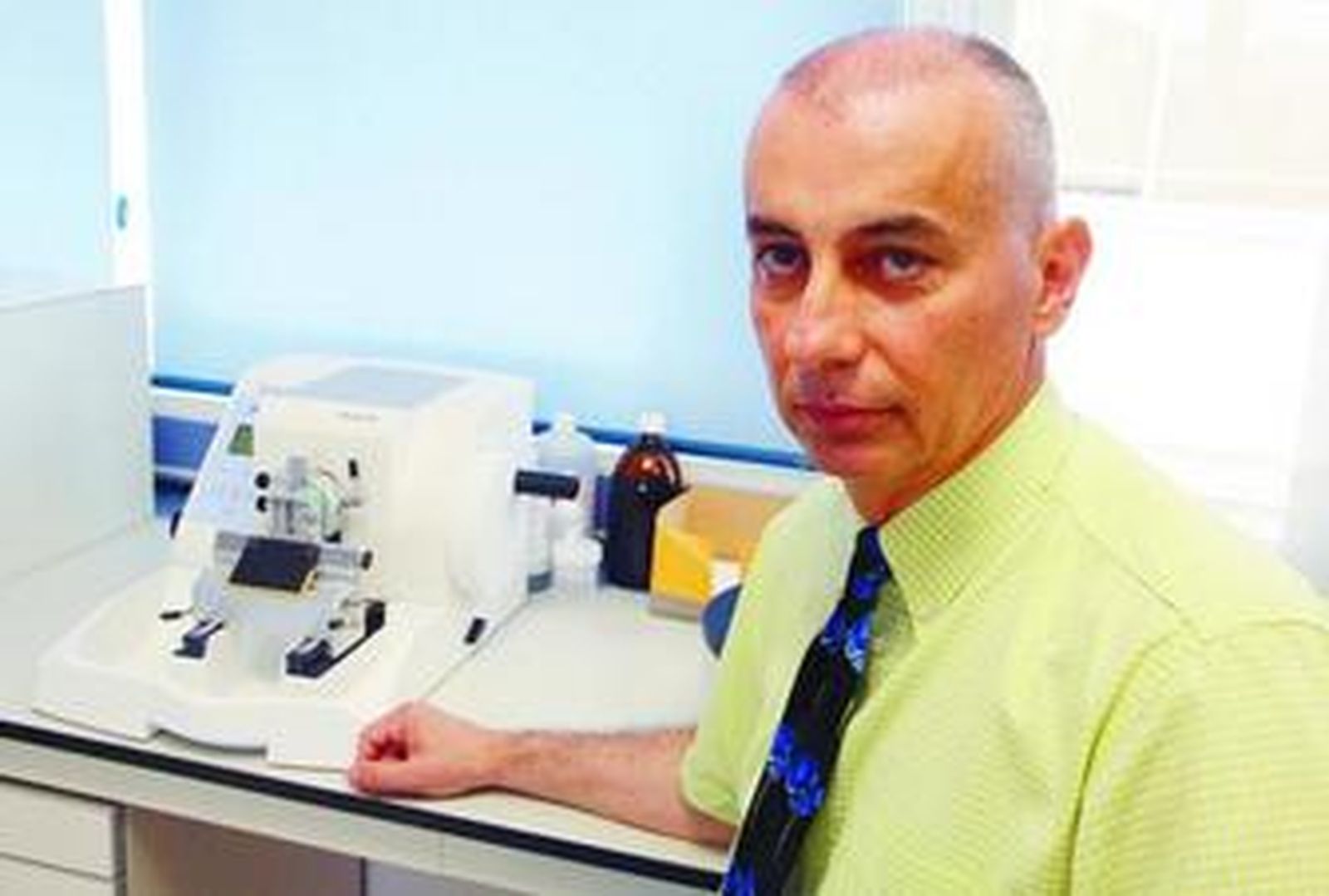 Javier Estebaranz, en el laboratorio de investigación del Hospital Clínico.