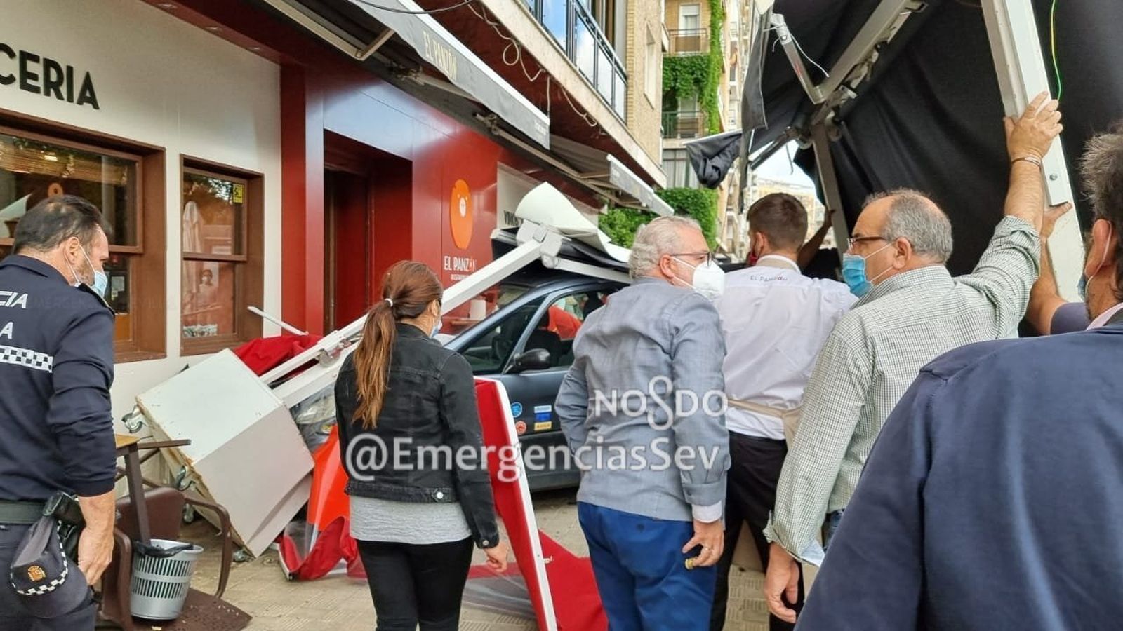 Un conductor ebrio arrolla unos veladores en la calle Santa Fe y provoca dos heridos graves