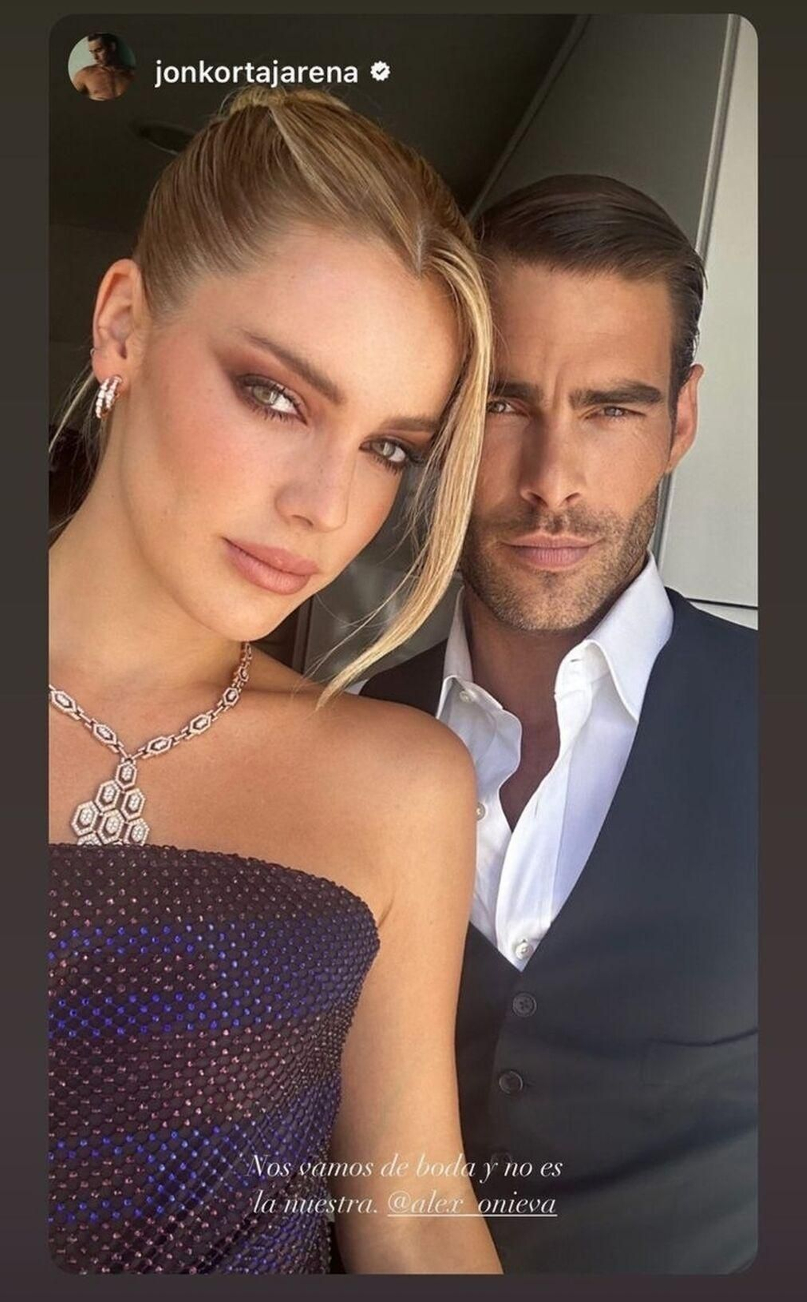 Alejanddra Onieva en una foto compartida por  Jon Kortajarena, vestidos para la boda de este sábado
