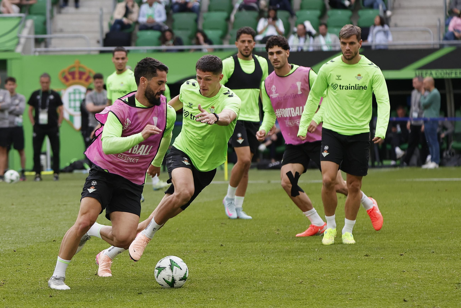 Las imágenes del entrenamiento del Betis en el Wroclaw Stadium Arena de Brestlavia