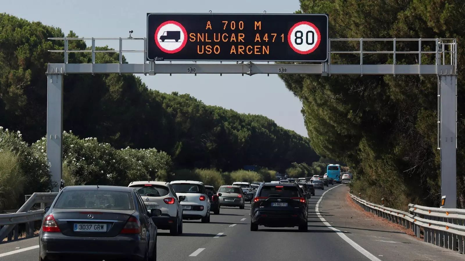 Cartel anunciador del tercer carril de la AP-4.