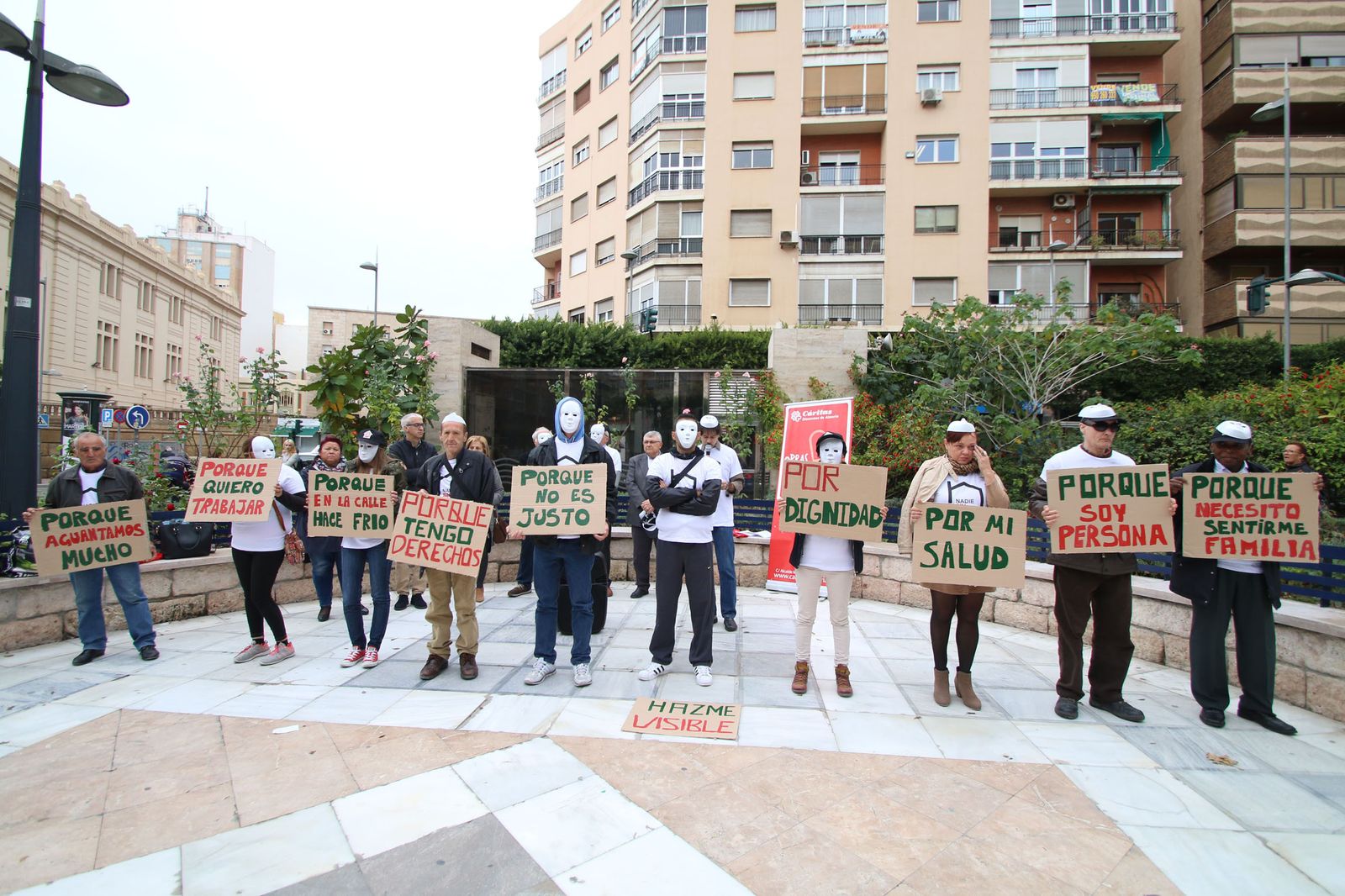 Una de las actividades reivindicativas de personas sin hogar en la Rambla.