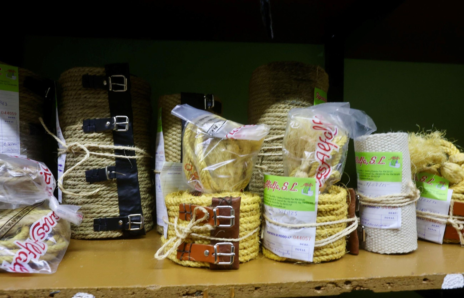 La diversidad de materiales con los que elaborar los cinturones de nazarenos.