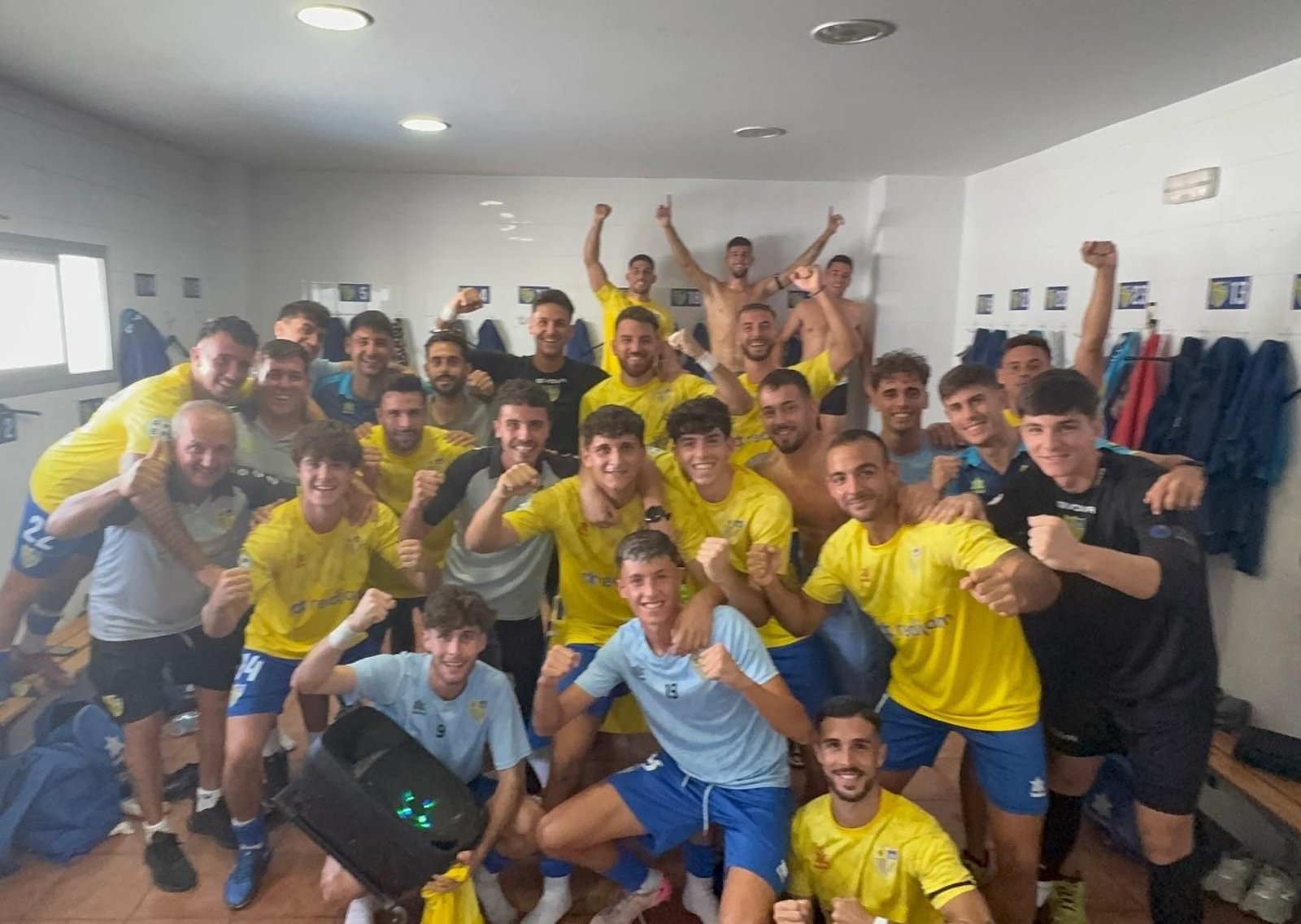 Celebración de los conileños en el vestuario.