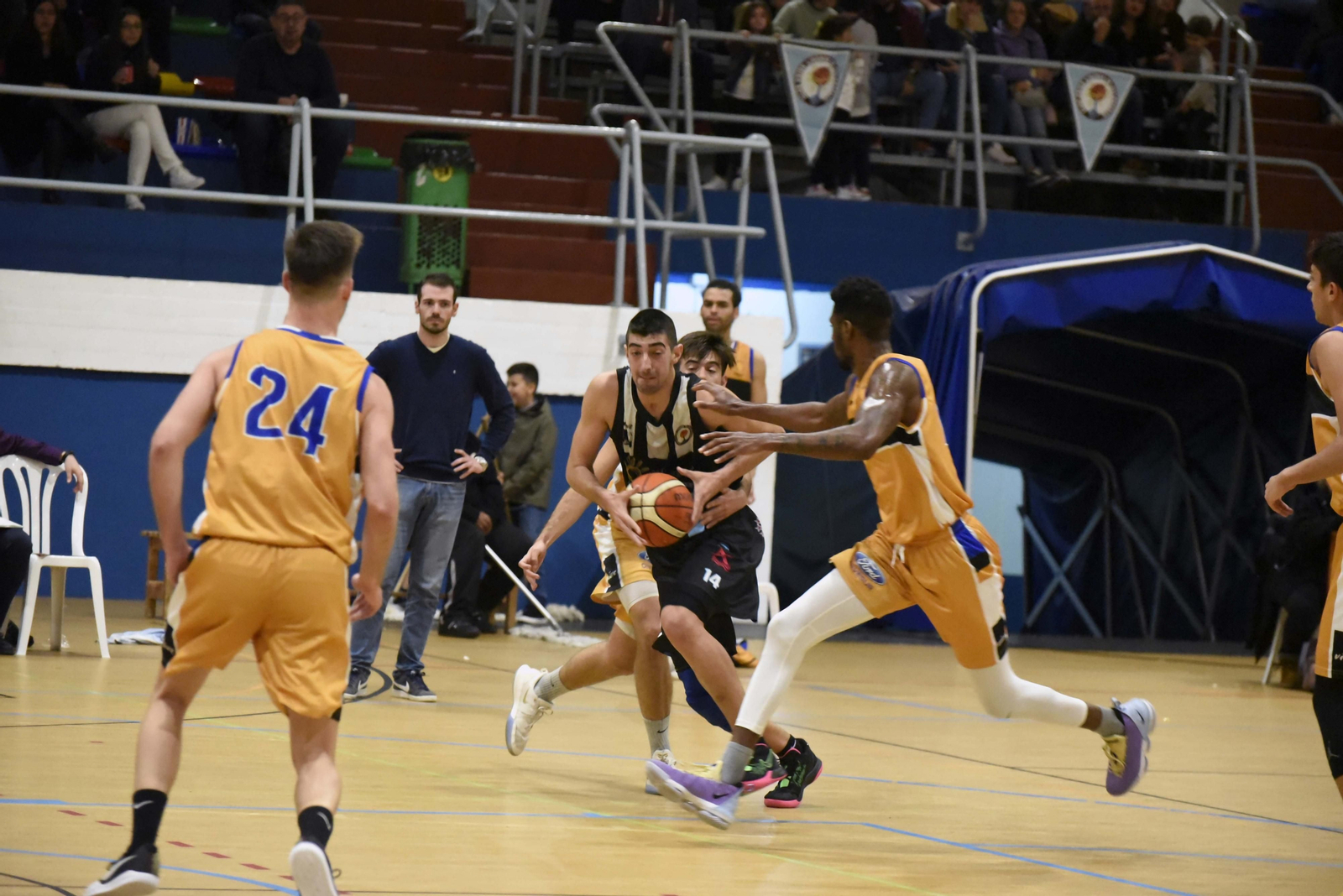 David Espadiña inicia una entrada a canasta, durante el ULB-Huelva del curso pasado