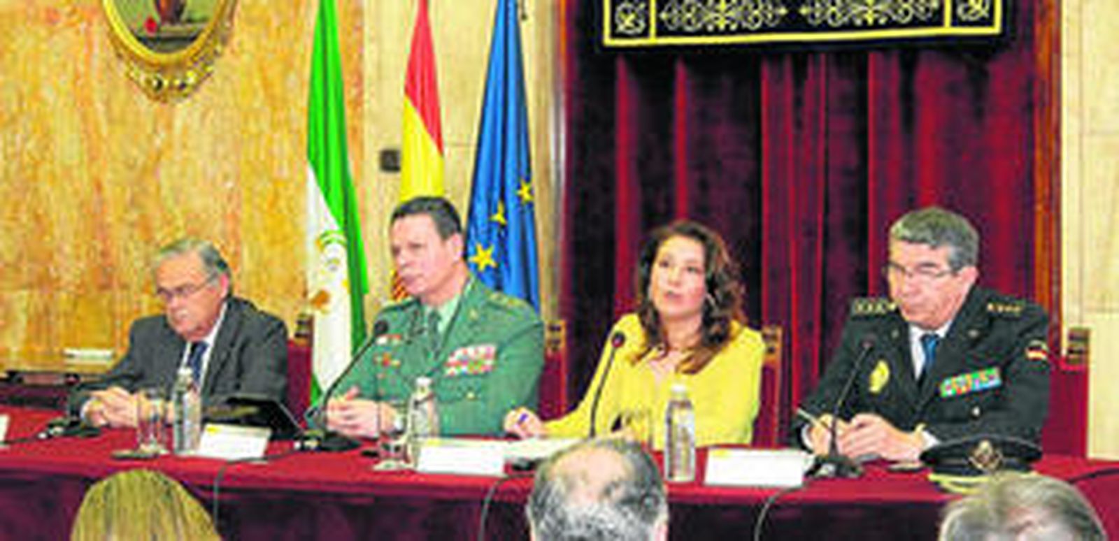 Carmen Crespo, delegada del Gobierno en Andalucía, junto con cargos policiales en la Subdelegación.