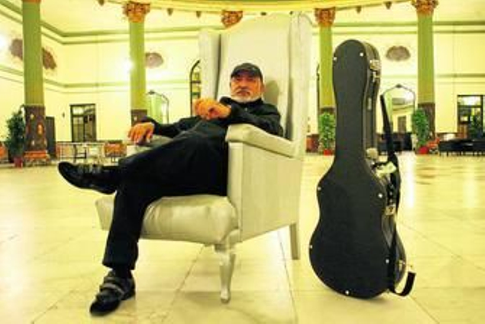 Peret, sentado en su simbólico Trono de la Rumba, durante una visita a Sevilla en noviembre de 2008.