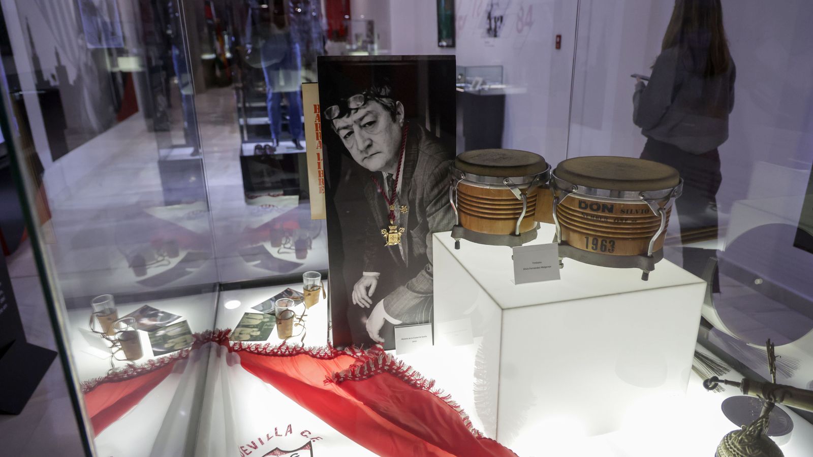 Enseres sobre Silvio, como la Medalla de la Ciudad concedida de forma póstuma en 2015.