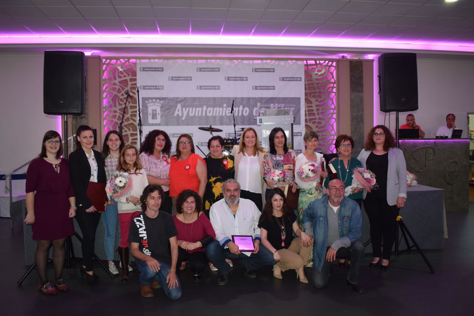 Foto de familia de las premiadas con la alcaldesa, Esperanza Pérez.