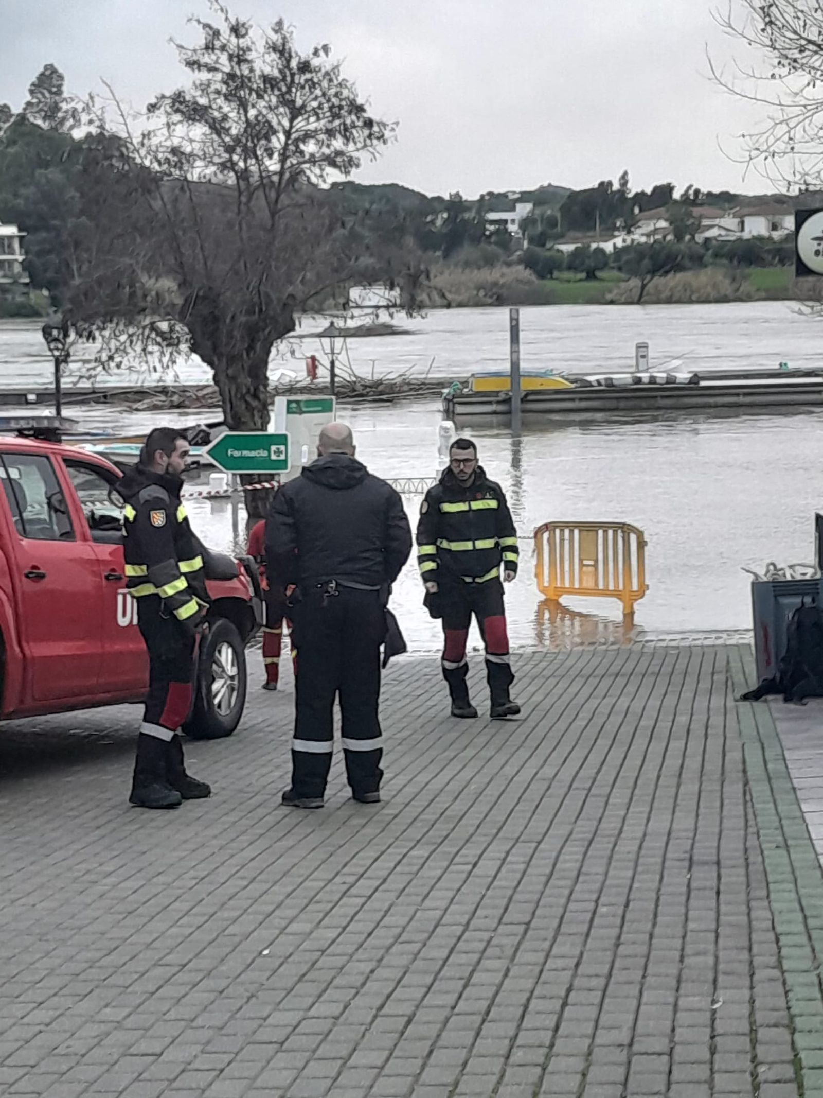 Agentes en la localidad controlando la situación.