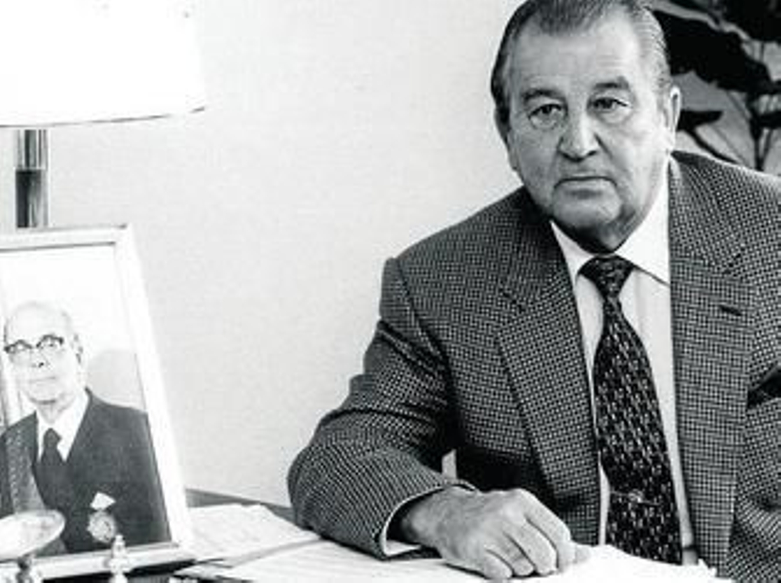 Fermín en su despacho, junto a una fotografía de su padre, Fermín Bohórquez Gómez.