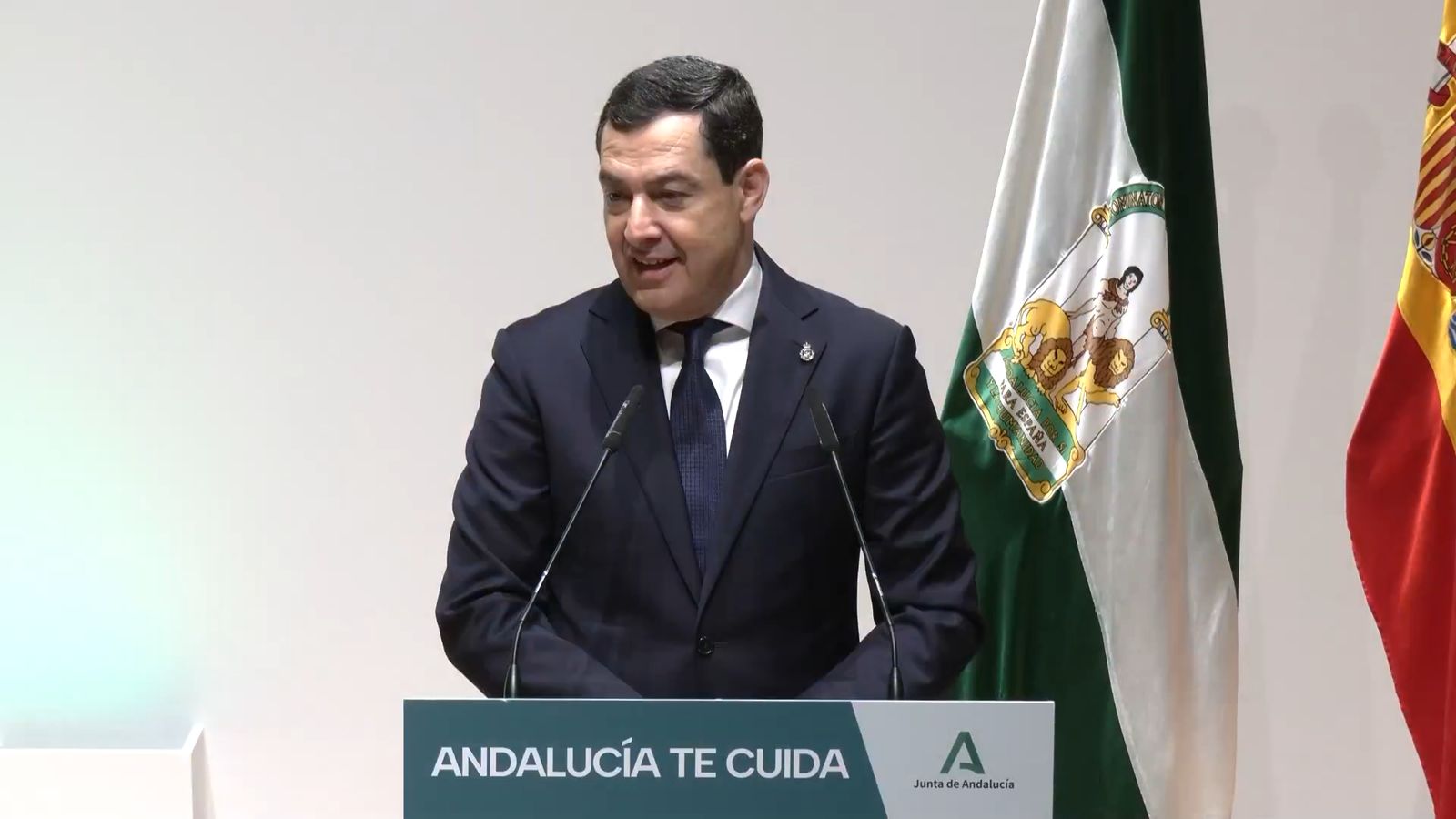 Juanma Moreno agradece a los profesionales del Reina Sofía su trabajo en la tragedia de Adamuz