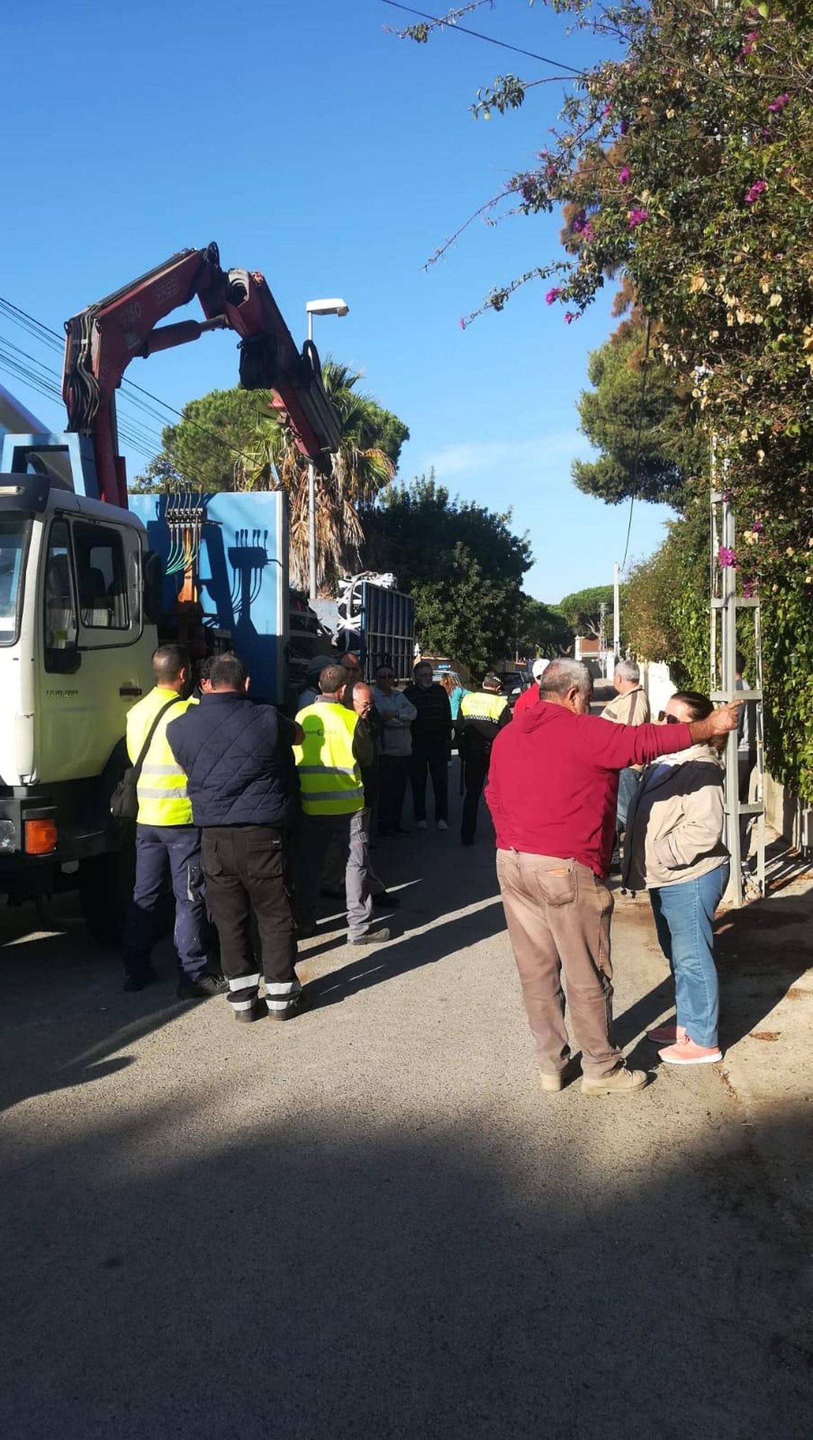 Vecinos, operarios y Policía Local, durante la paralización de los trabajos en la zona.