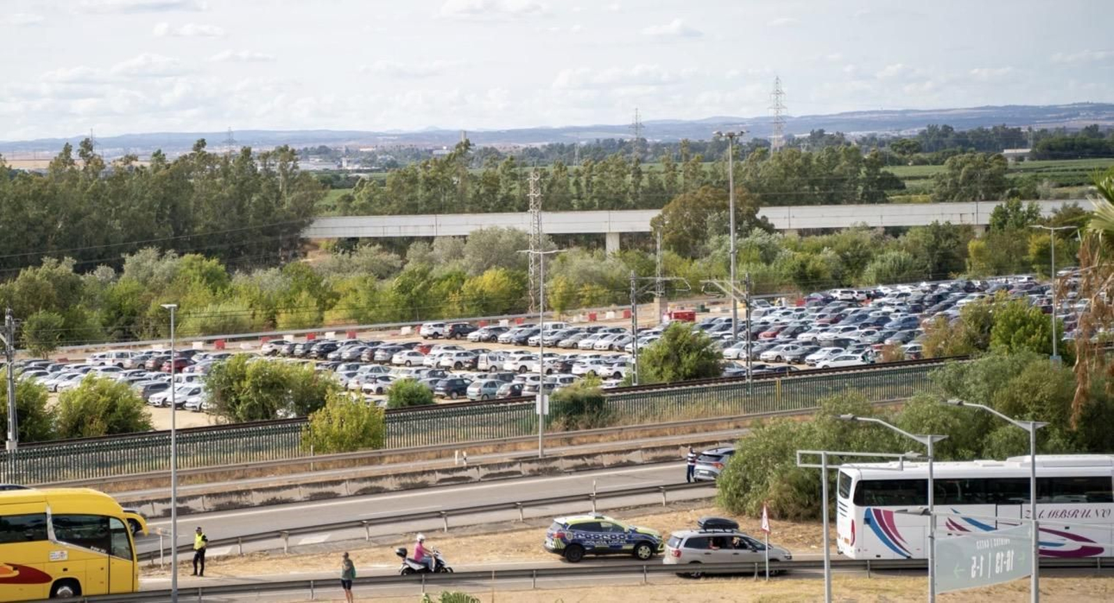 Uno de los aparcamientos en La Cartuja para los aficionados del Betis