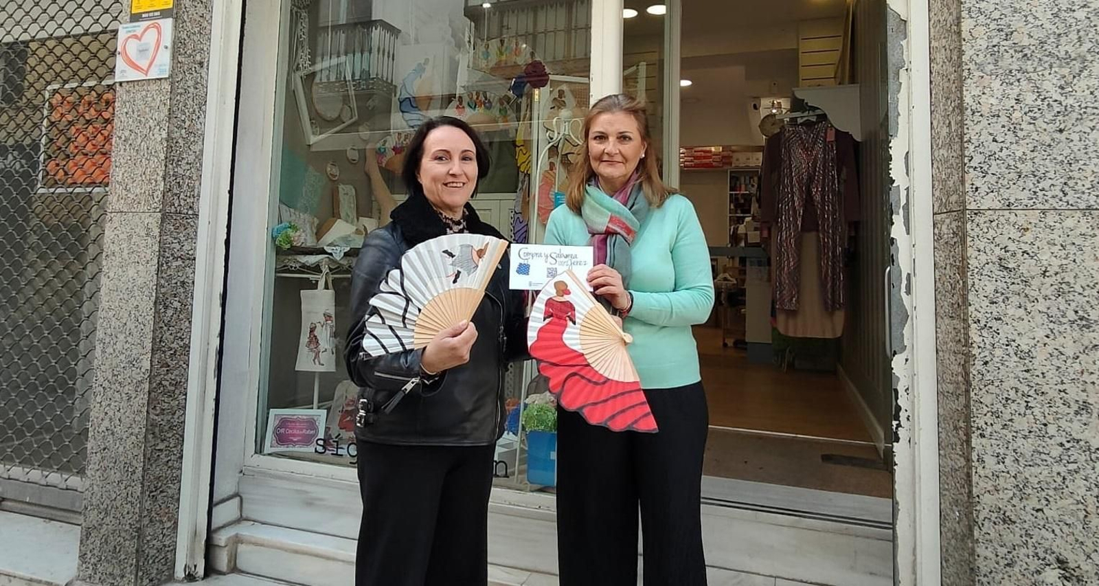 Nela García, junto a uno de los establecimientos.