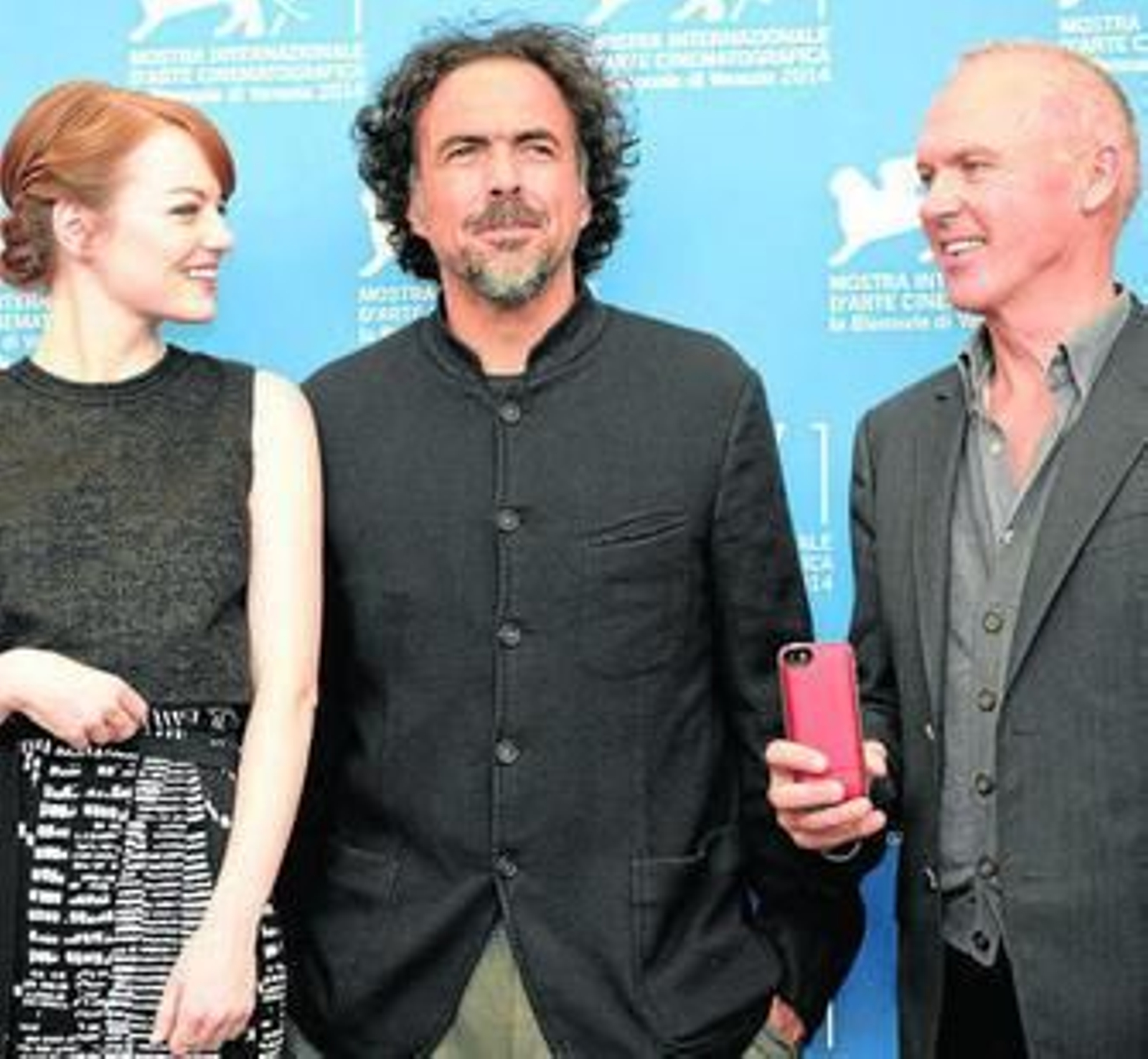 El director González Iñárritu, flanqueado por Emma Stone y Michael Keaton.
