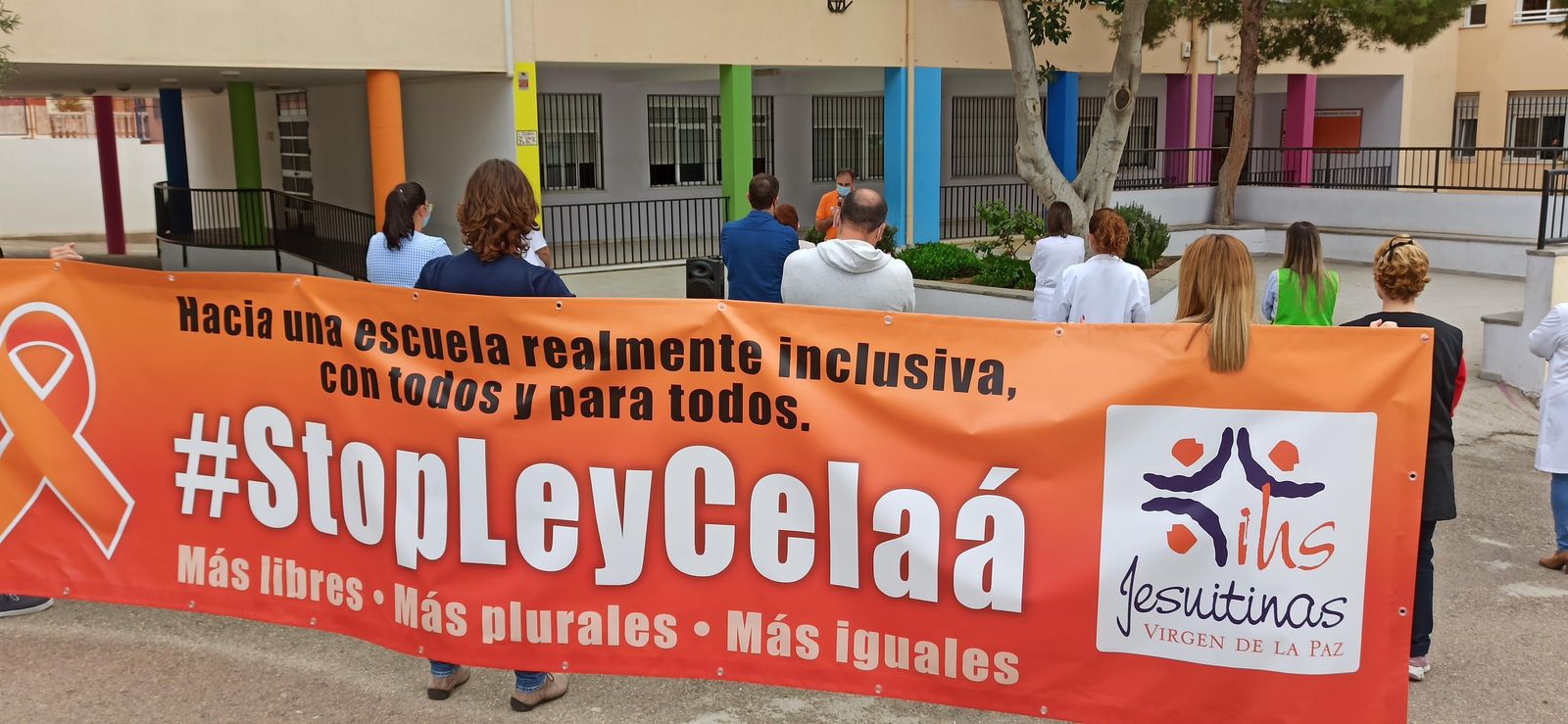 Dos minutos de silencio contra la LOMLOE a las puertas de los colegios concertados