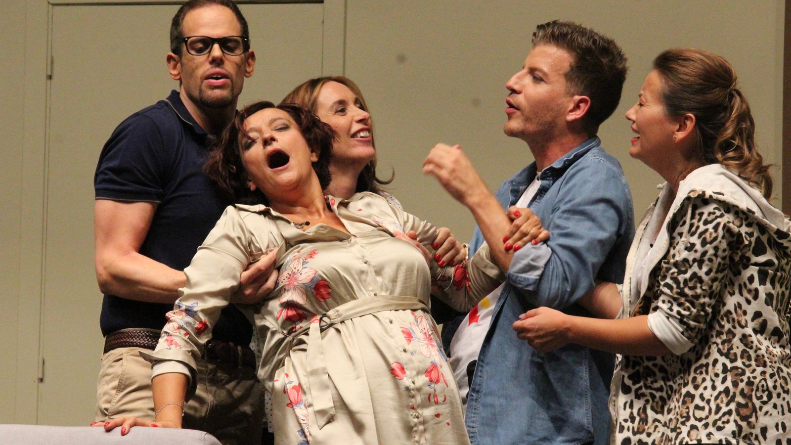 Escena de 'Bajo Terapia', interpretada por San Juan Teatro en los Festivales de Arte de Vera 2018.