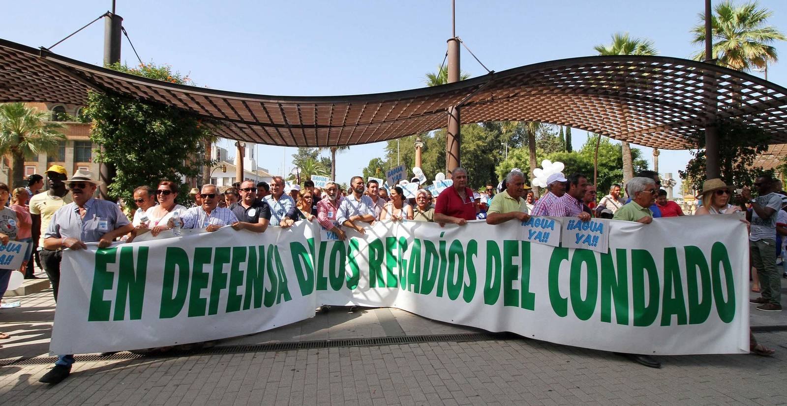 Imágenes de la manifestación para pedir agua y tierra para los regadíos del Condado.