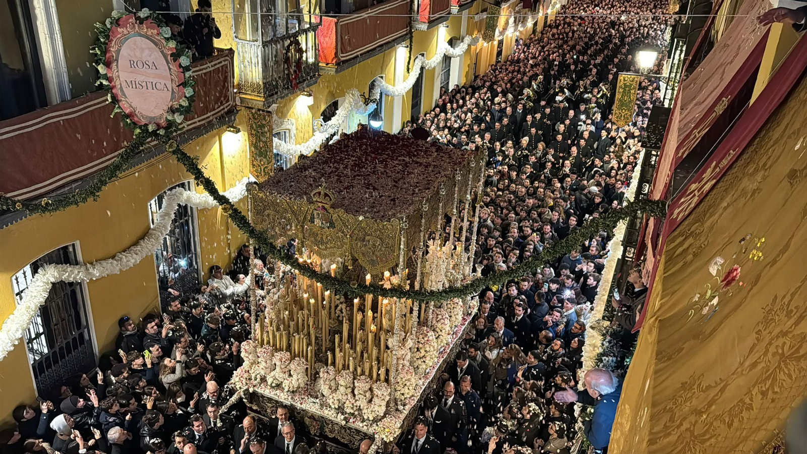 El regreso de la Macarena por la calle Parras