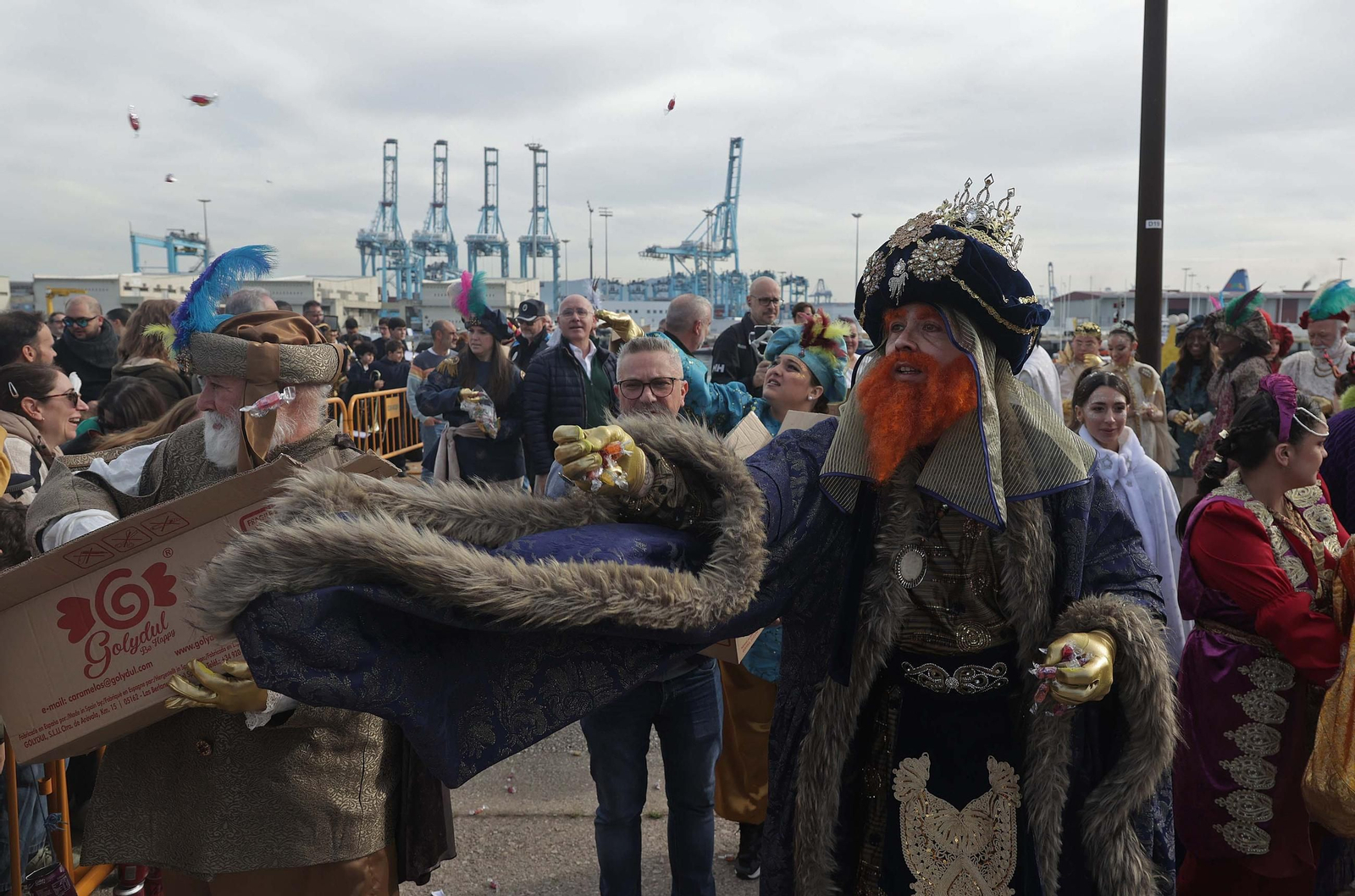 Búscate en las fotos del Arrastre de Latas 2025 en Algeciras