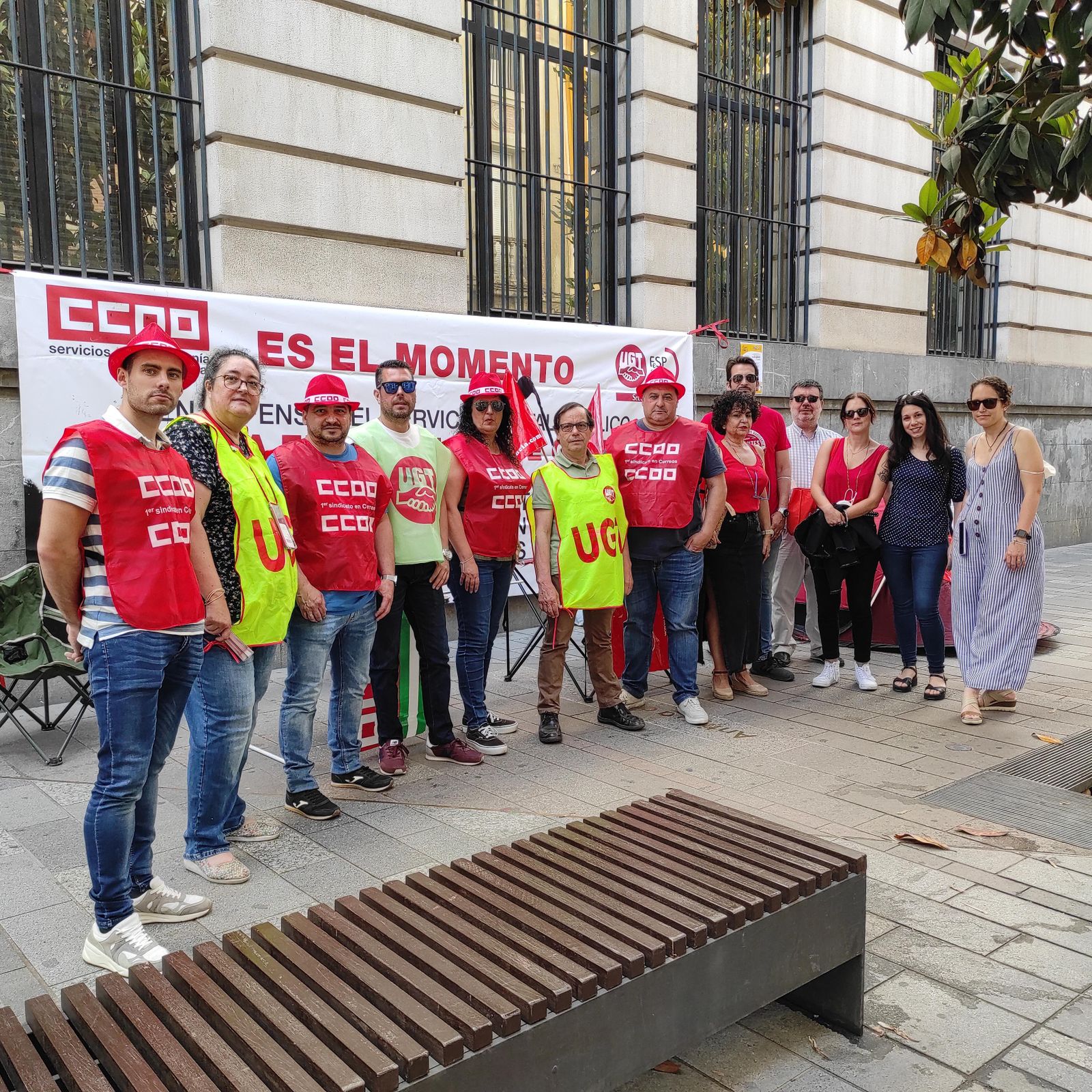 Protesta ante la sede principal de Correos en Córdoba.