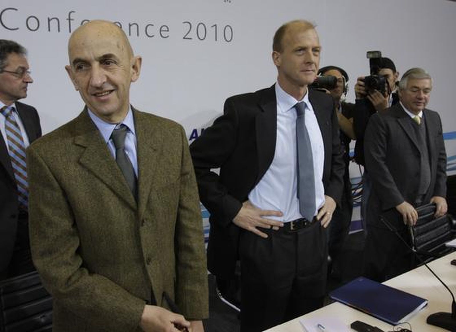 El presidente de EADS, Louis Gallois, acompañado del presidente de Airbus, Thomas Enders y el presidente de la división militar del fabricante europeo de aviones, Domingo Urena-Raso, ha fijado el 31 de enero de 2010 como fecha final para las negociaciones con los gobiernos europeos.

Foto: Agencias/ Jose Ángel García