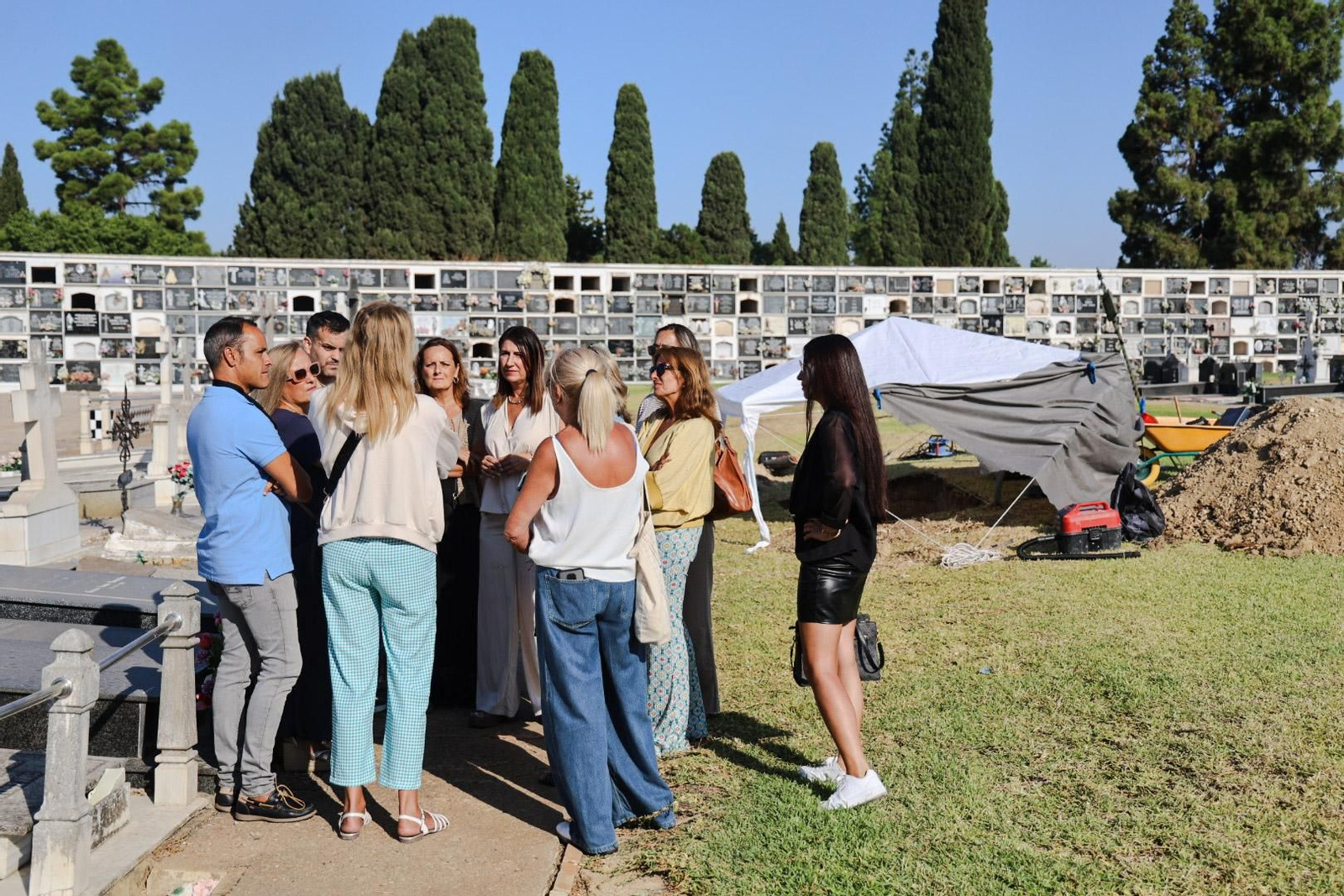 Imágenes de la exhumación de fosas comunes en el cementerio de Huelva para buscar posibles bebés robados