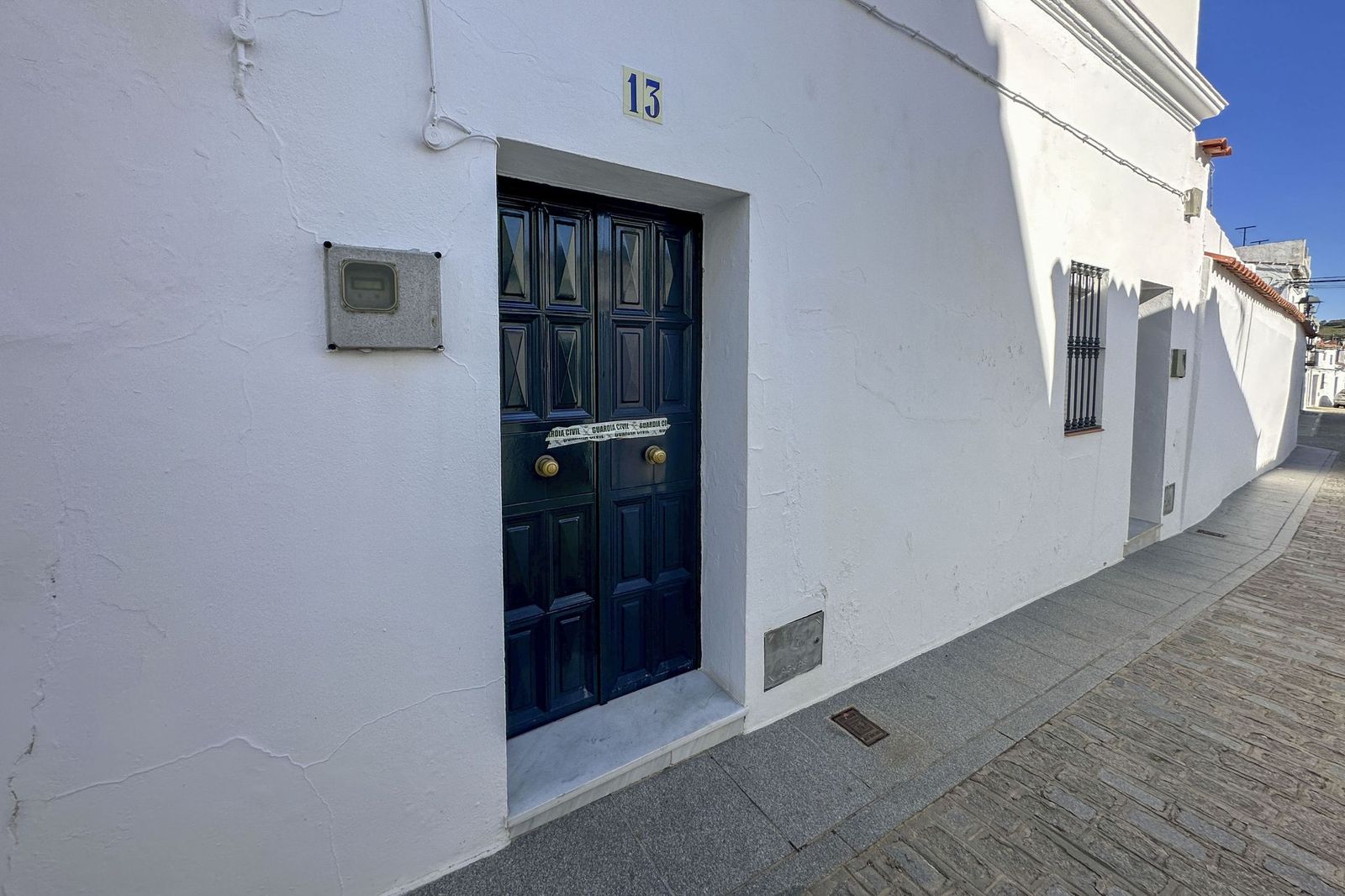 El número 13 de la calle Iglesia, en Cazalla de la Sierra, donde se ha producido el hallazgo de los cadáveres.